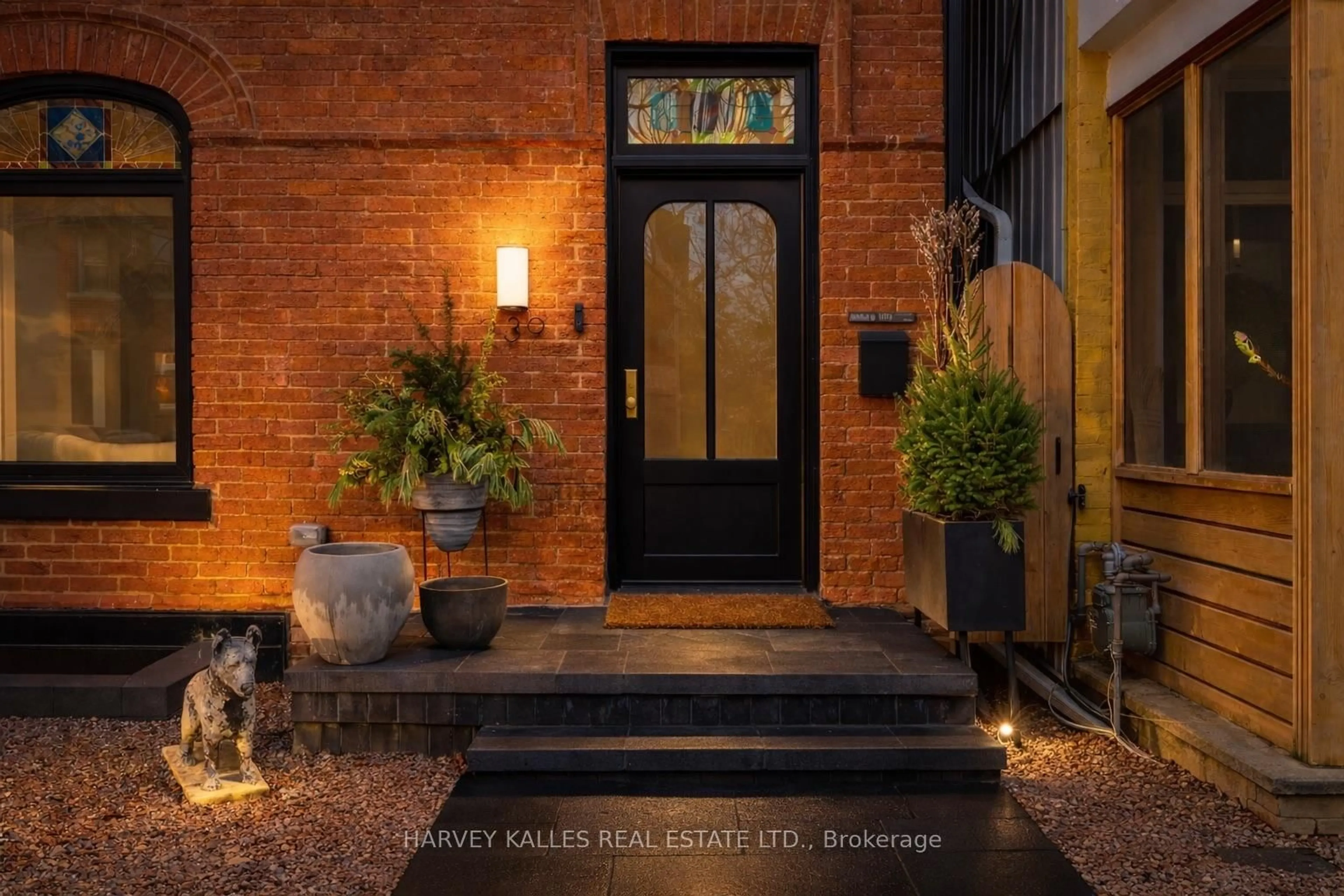 Indoor entryway for 239 Borden St, Toronto Ontario M5S 2N5