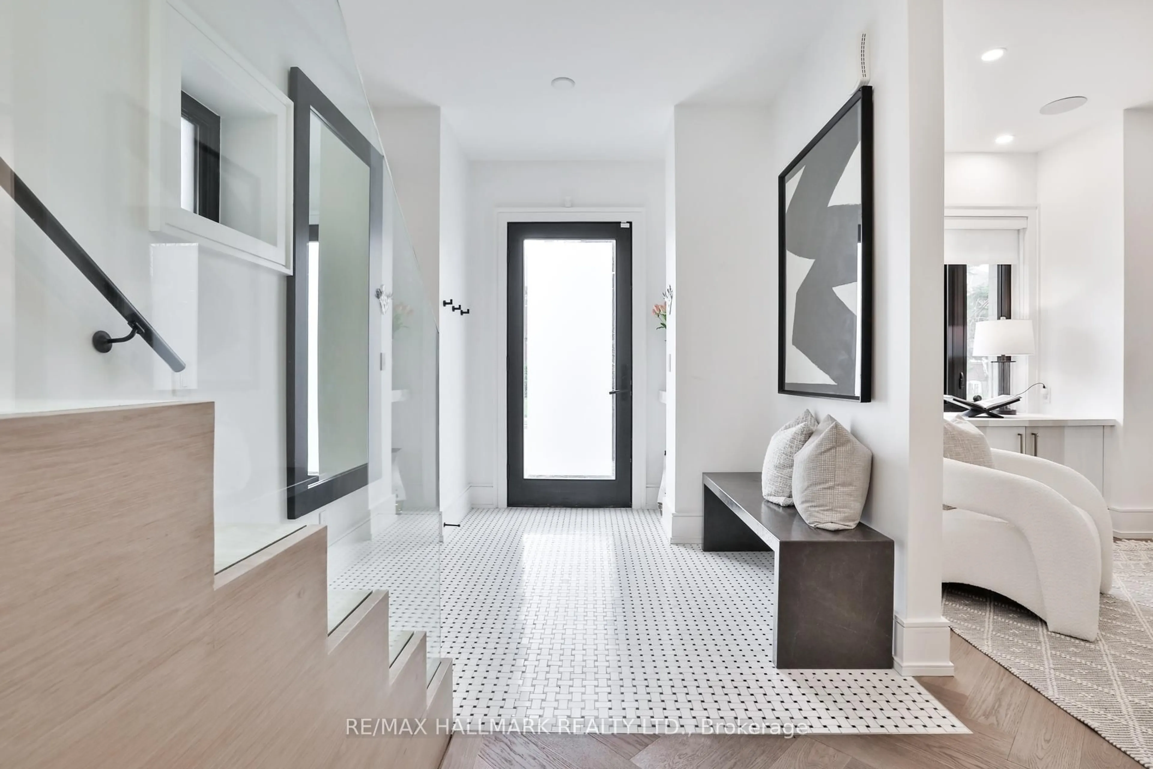 Indoor entryway for 553 Davisville Ave, Toronto Ontario M4S 1J2