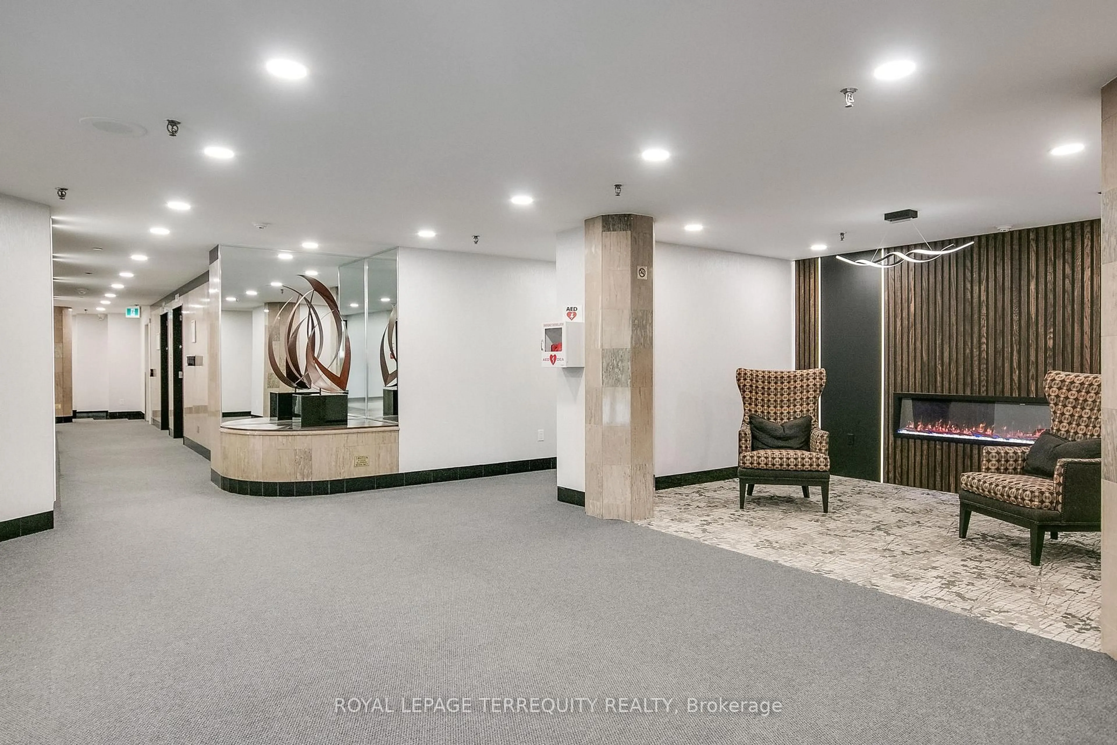 Indoor foyer for 1131 Steeles Ave #105, Toronto Ontario M2R 3W8