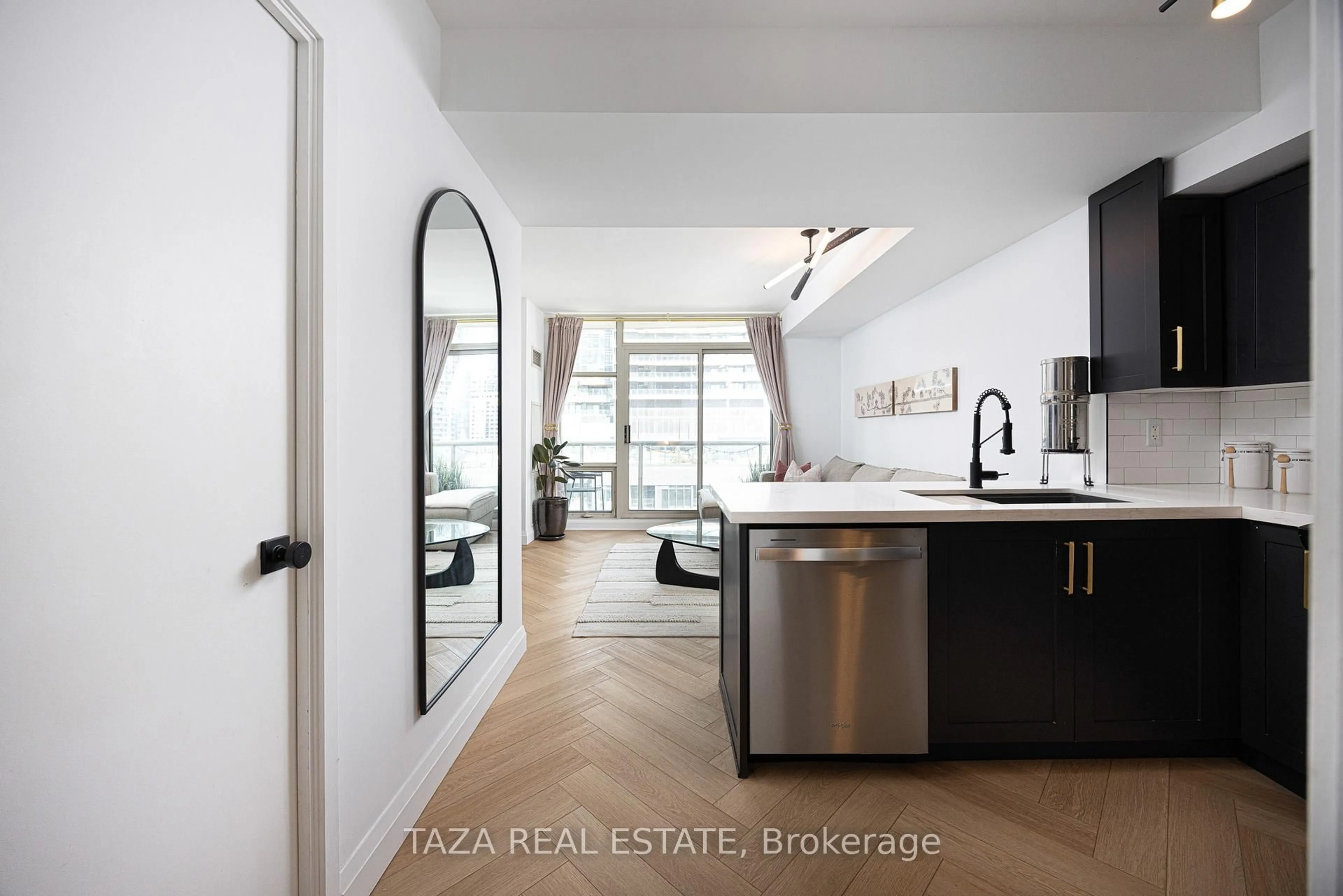 Open concept kitchen, ceramic/tile floor for 10 Navy Wharf Crt #1705, Toronto Ontario M5V 3V2