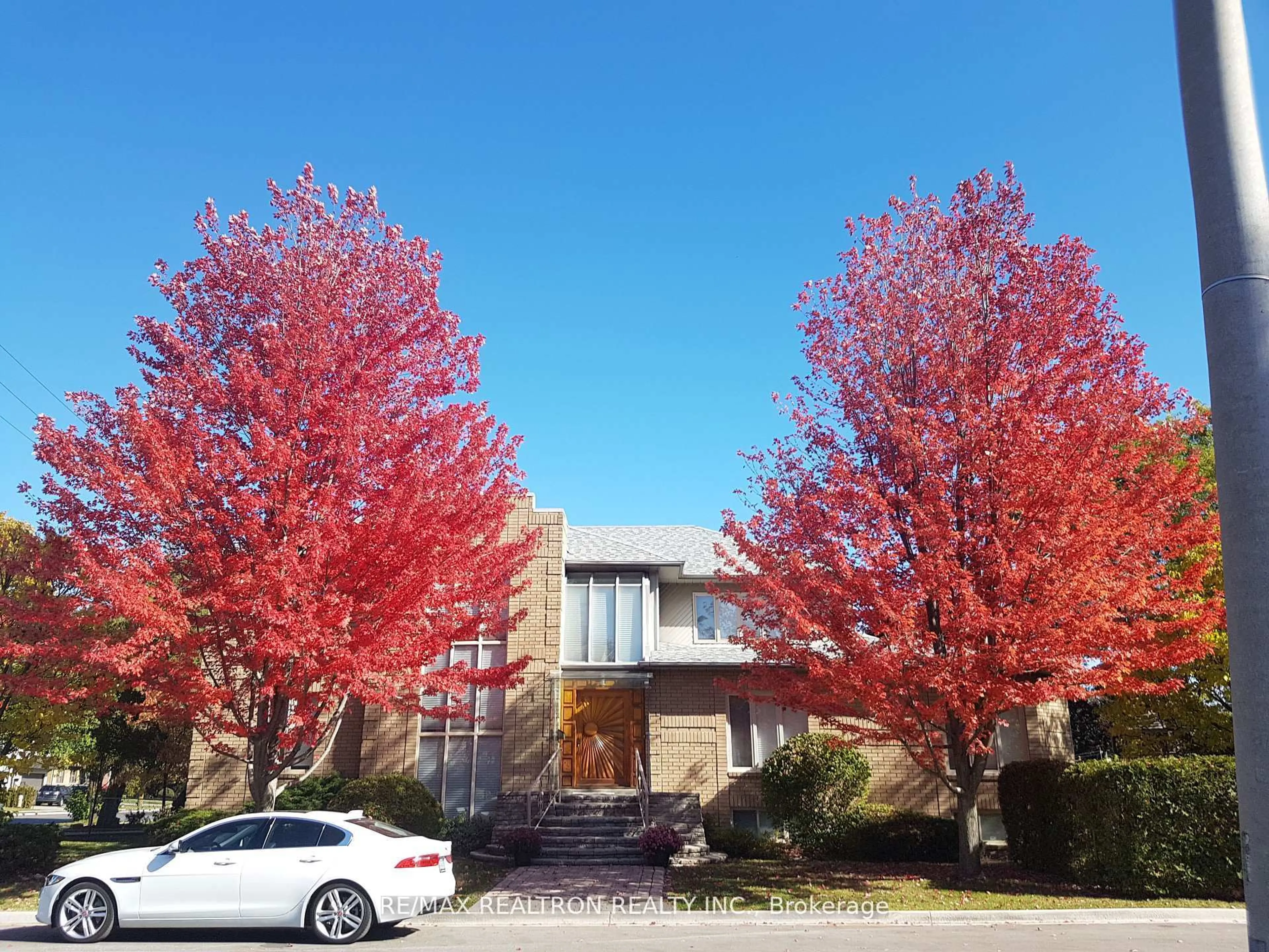 Unknown for 1 Sunforest Crt, Toronto Ontario M2R 3W3