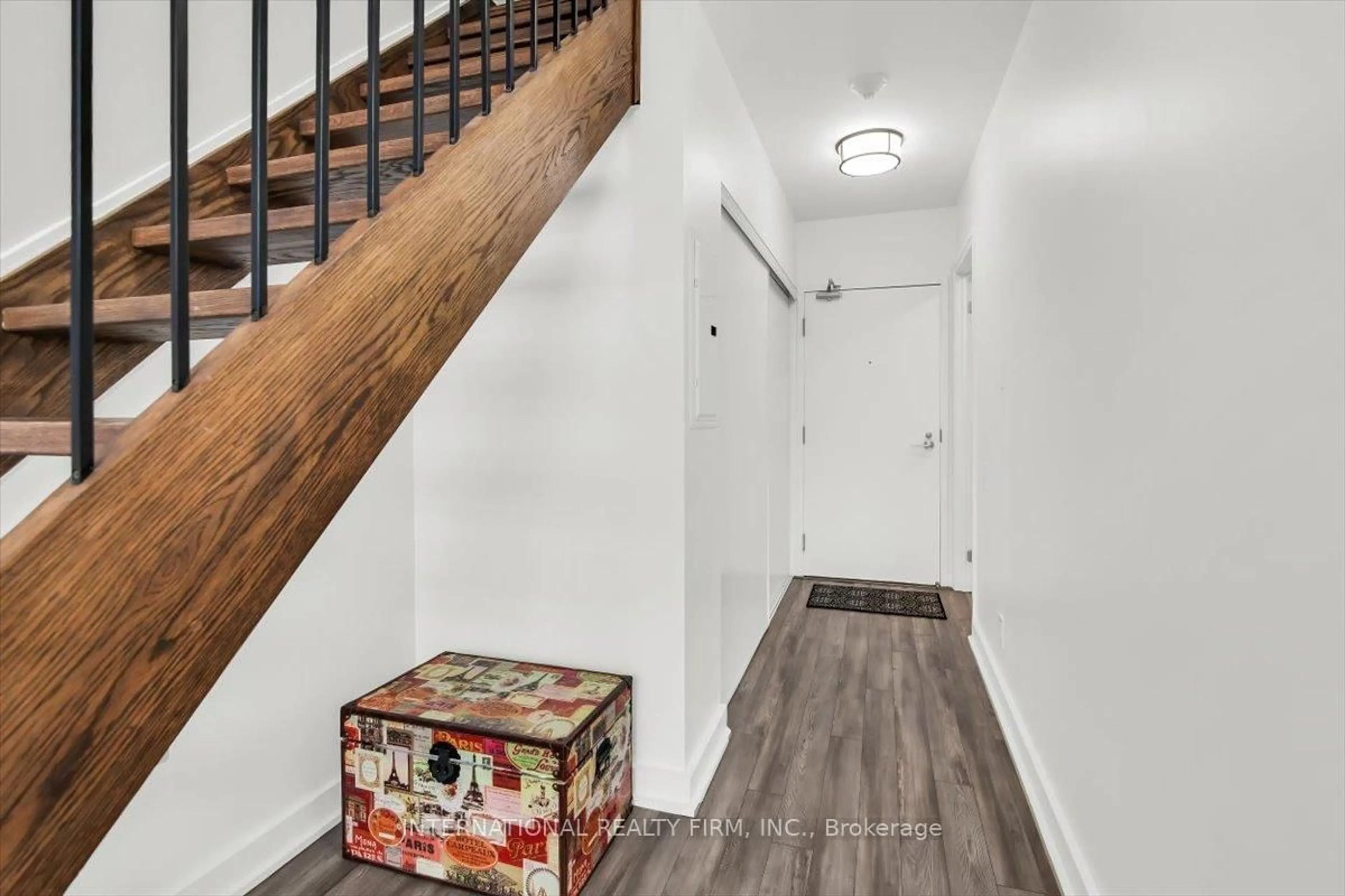 Indoor entryway for 5 Hanna Ave #318, Toronto Ontario M6K 1W8