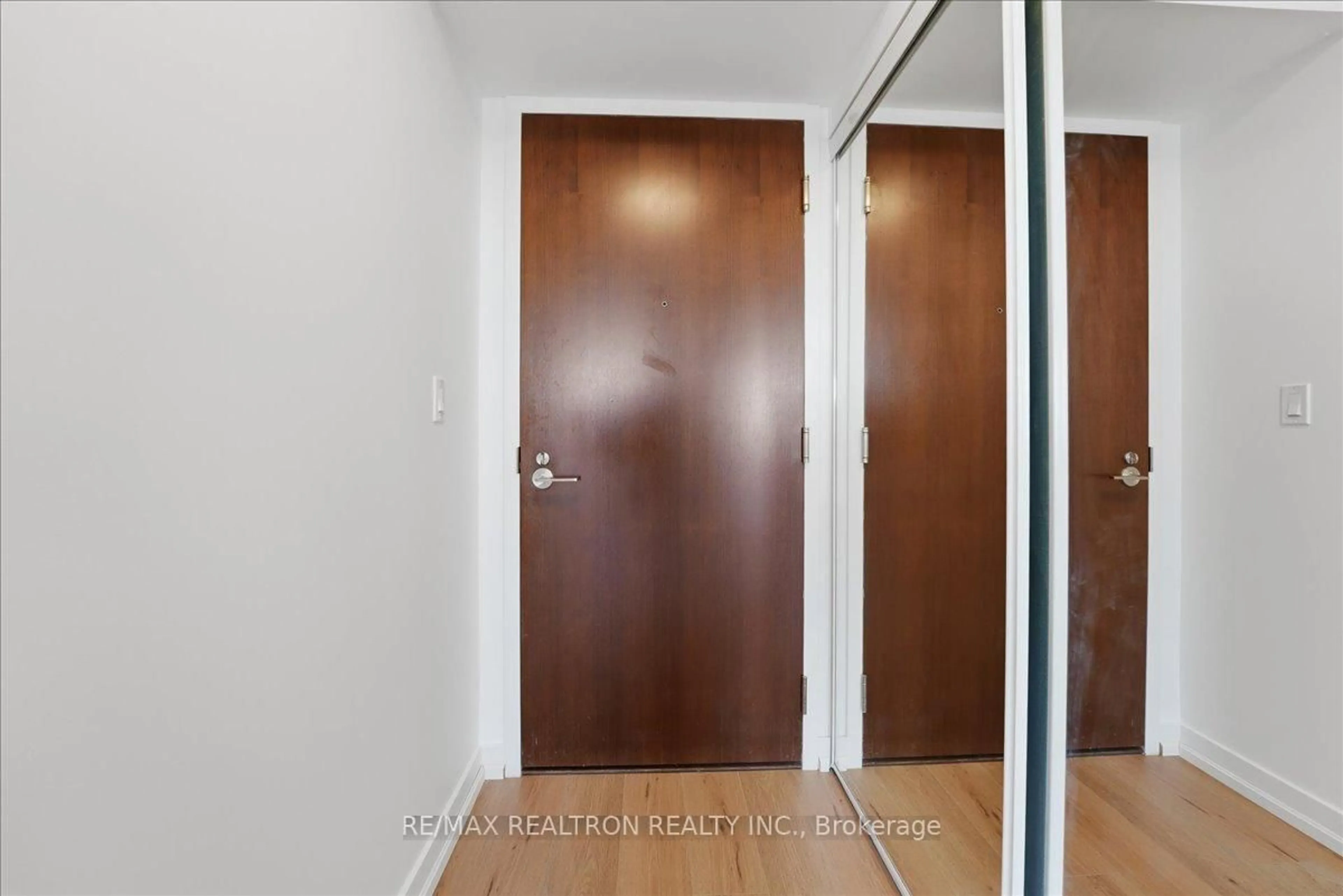 Indoor foyer for 120 Varna Dr #1004, Toronto Ontario M6A 0B3