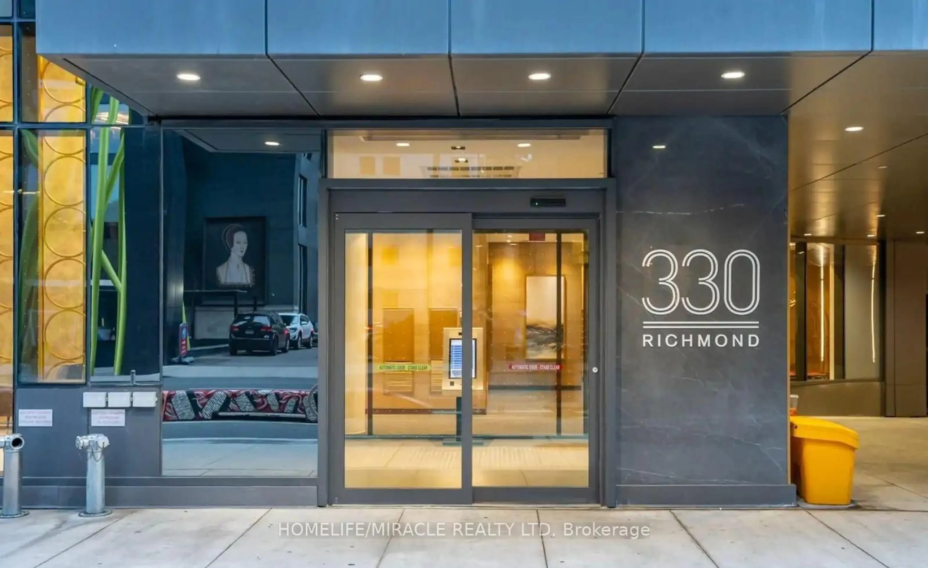Indoor foyer for 330 Richmond St #905, Toronto Ontario M5V 0M4