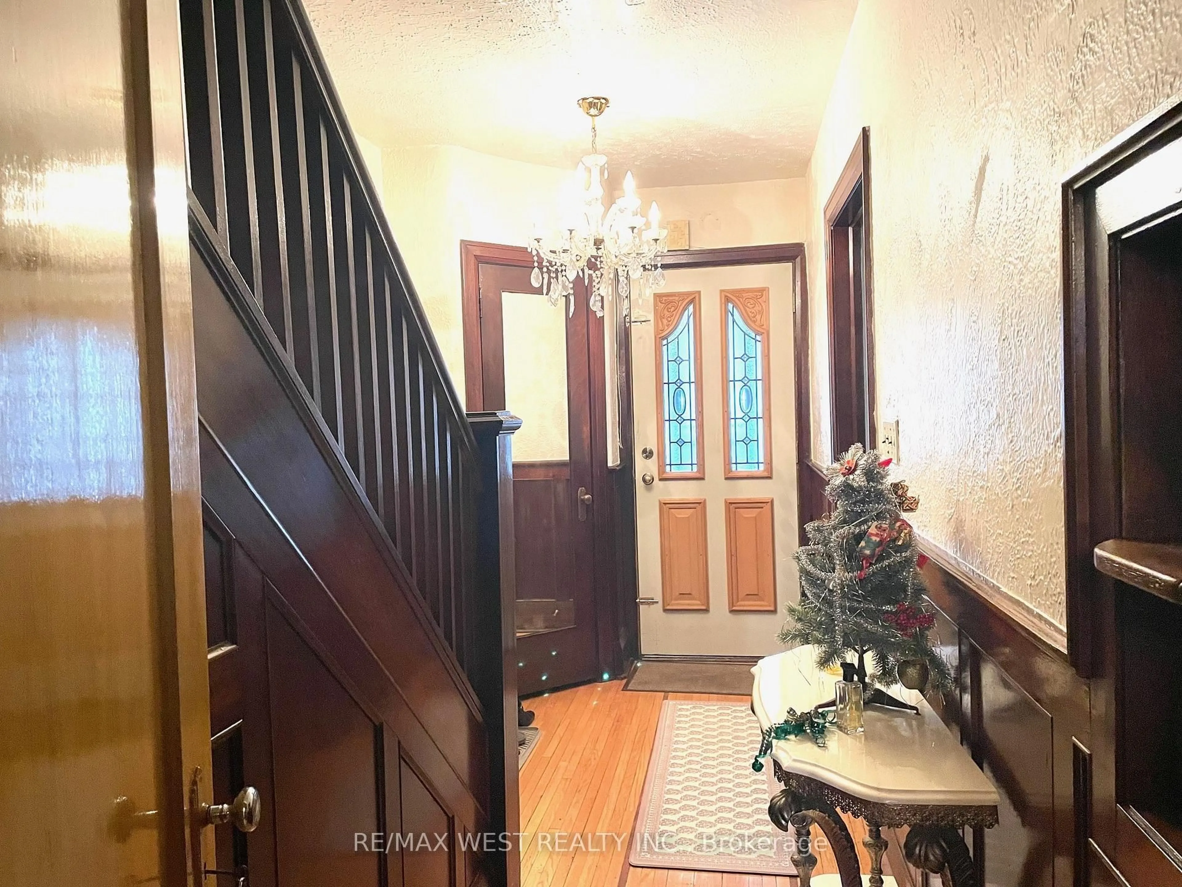 Indoor foyer for 364 Roxton Rd, Toronto Ontario M6G 3R2