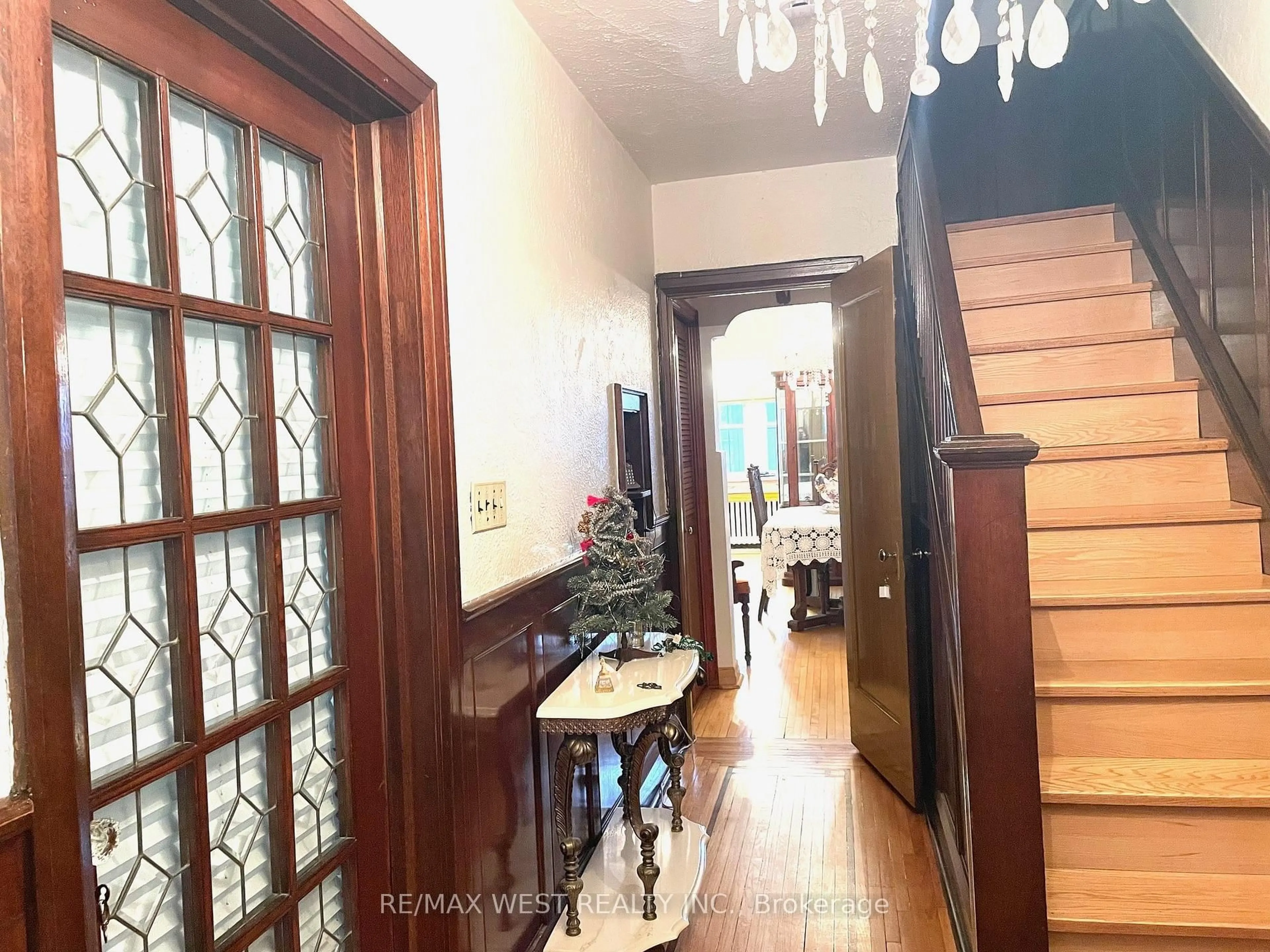 Unknown for 364 Roxton Rd, Toronto Ontario M6G 3R2