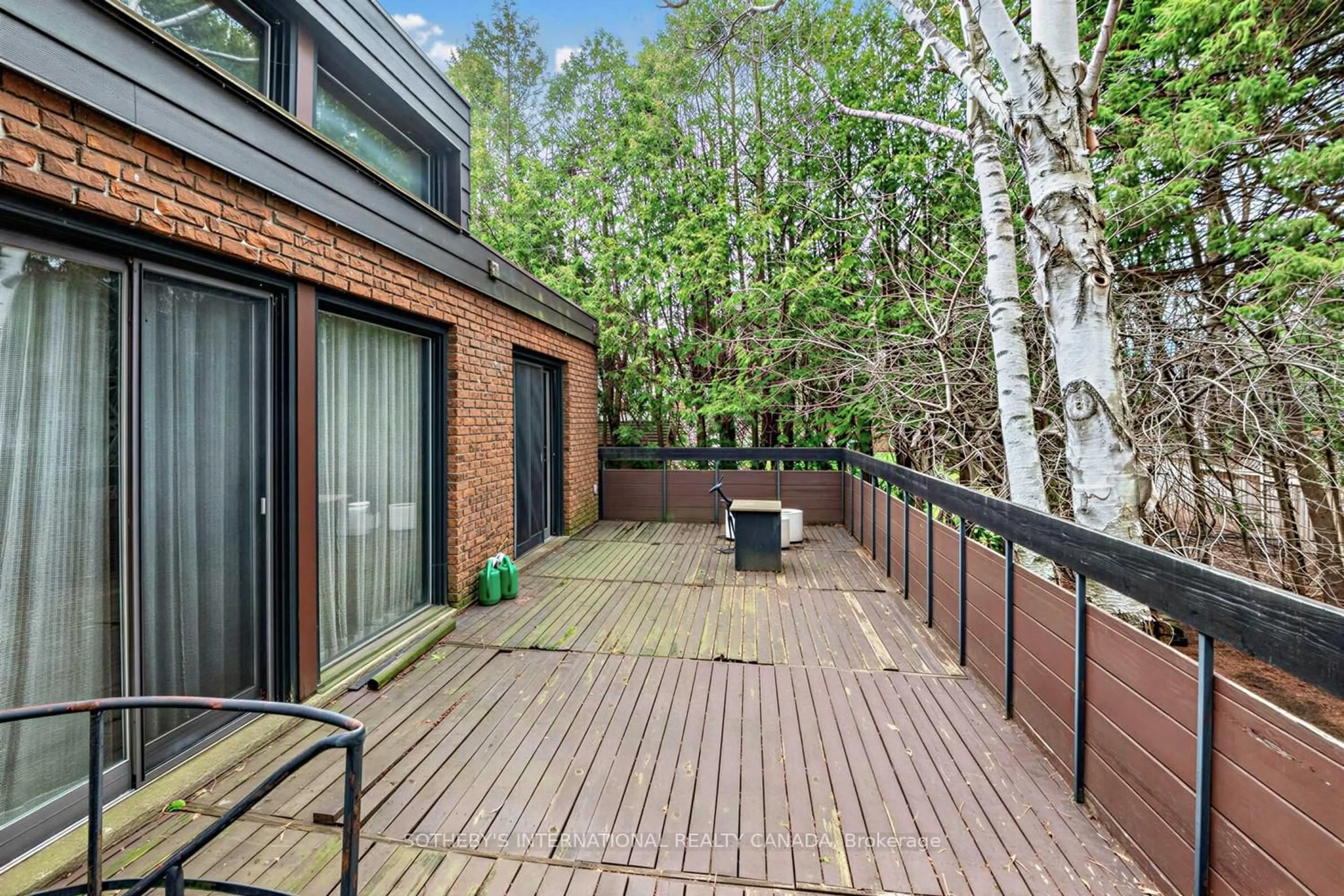 Patio, unknown for 16 Royal Oak Dr, Toronto Ontario M3C 2M2