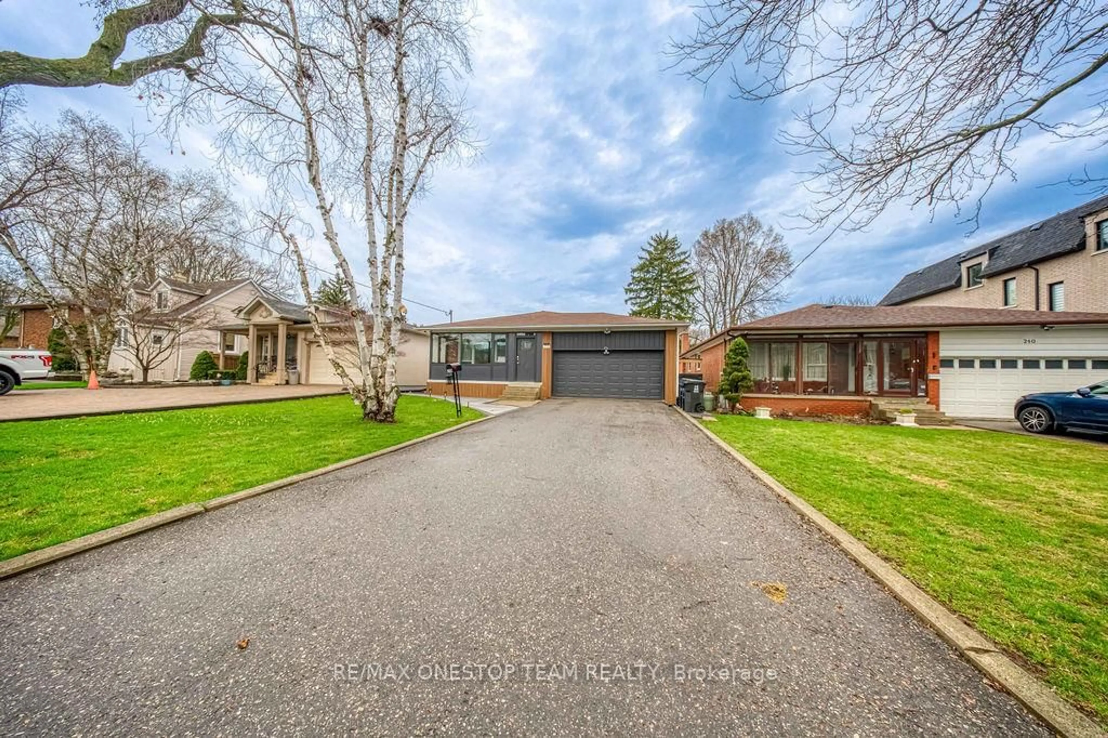 A pic from outside/outdoor area/front of a property/back of a property/a pic from drone, street for 238 Dunview Ave, Toronto Ontario M2N 4J2