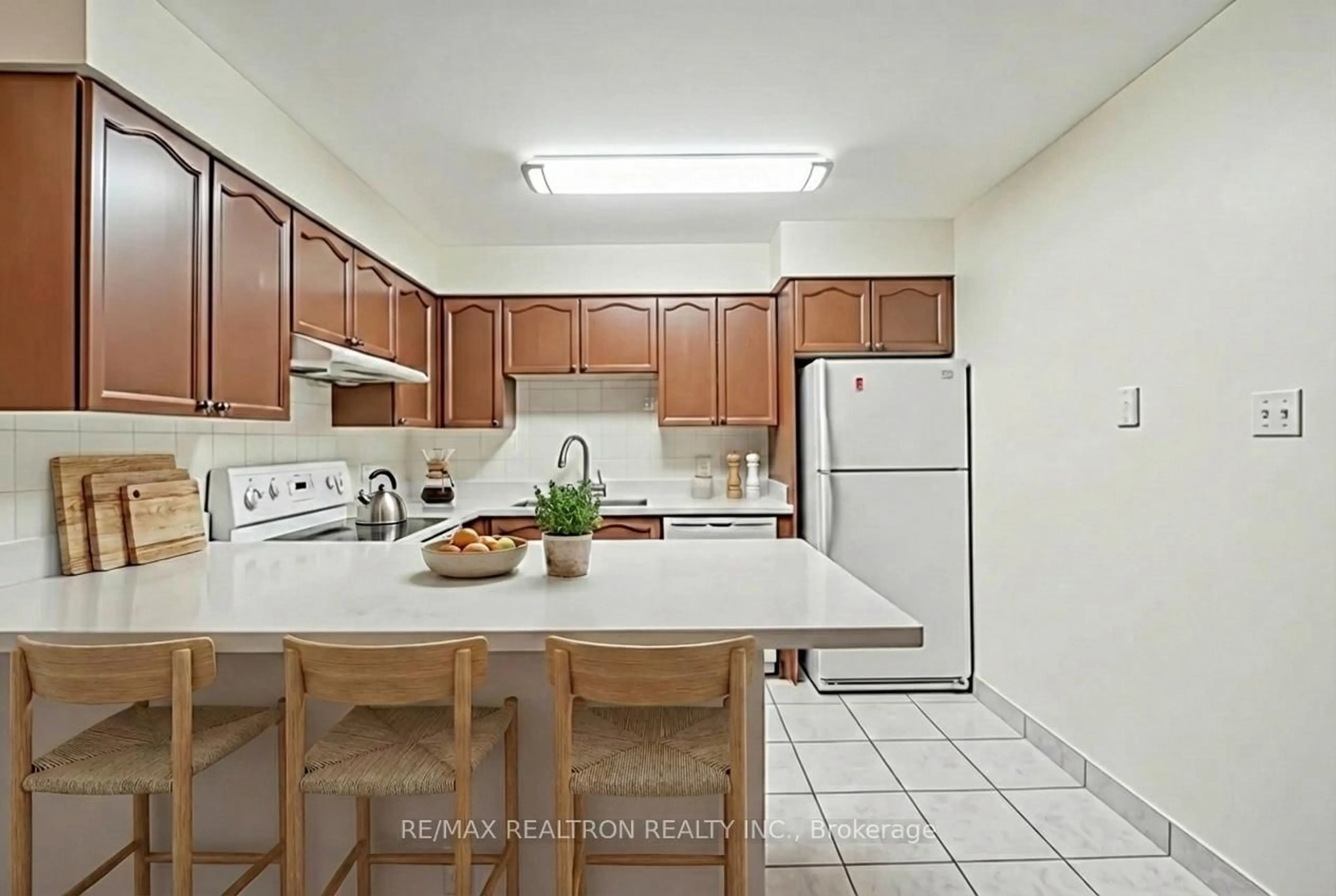 Standard kitchen, ceramic/tile floor for 256 Doris Ave #511, Toronto Ontario M2N 6X8