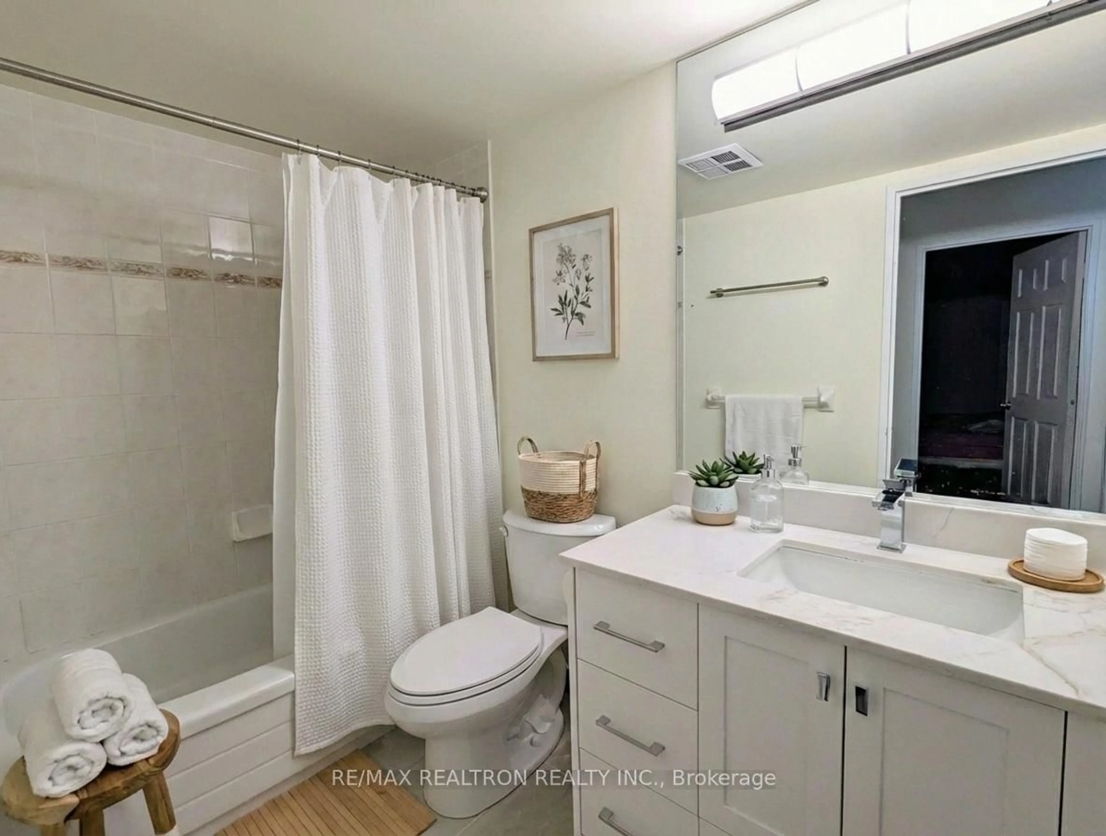 Standard bathroom, ceramic/tile floor for 256 Doris Ave #511, Toronto Ontario M2N 6X8