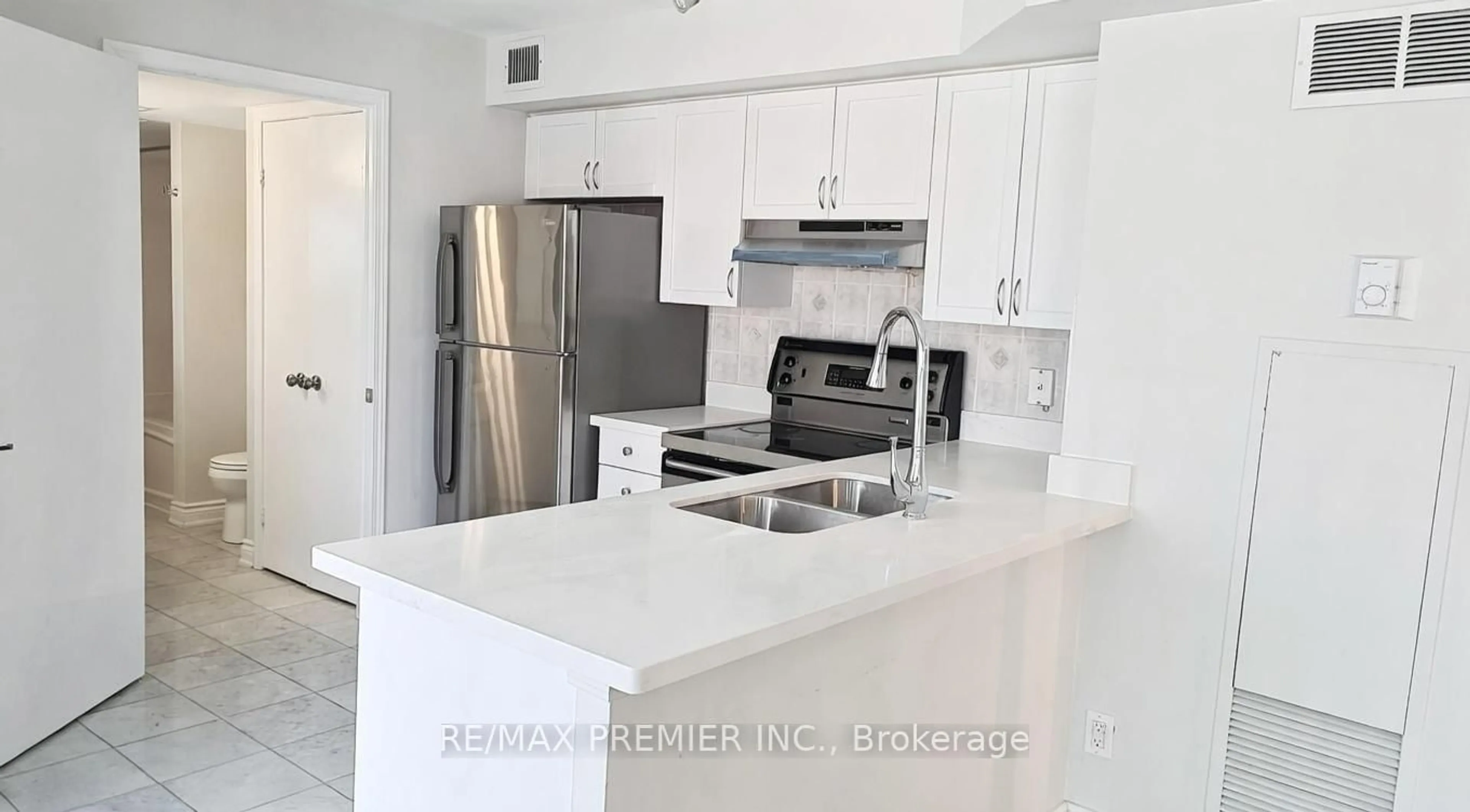 Standard kitchen, unknown for 600 Queens Quay #719, Toronto Ontario M5V 3M3