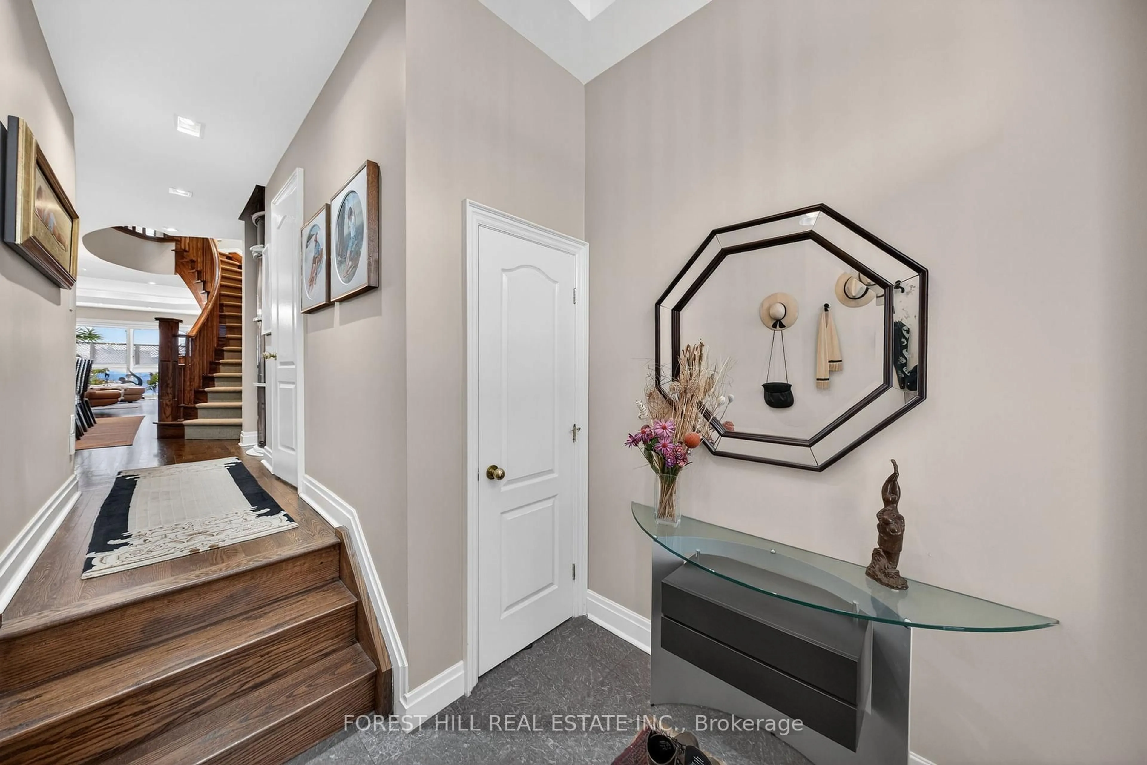 Indoor entryway for 252 Spadina Rd, Toronto Ontario M5R 2V1