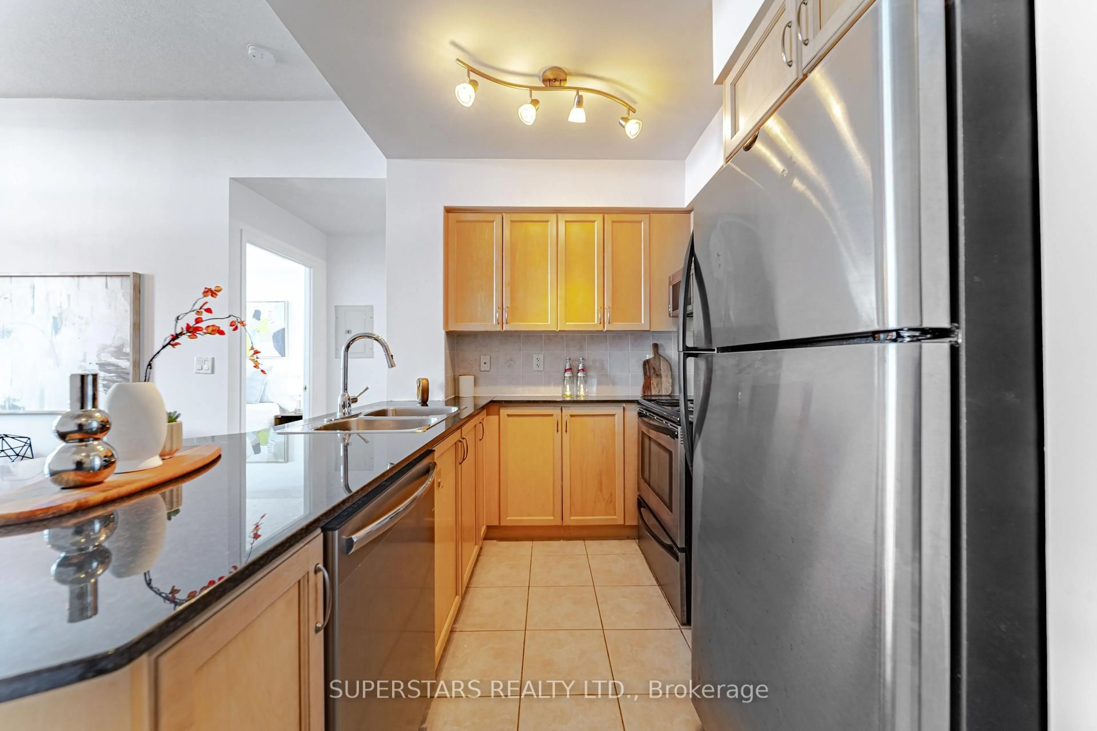 Standard kitchen, unknown for 18 Kenaston Gdns #713, Toronto Ontario M2K 3C7
