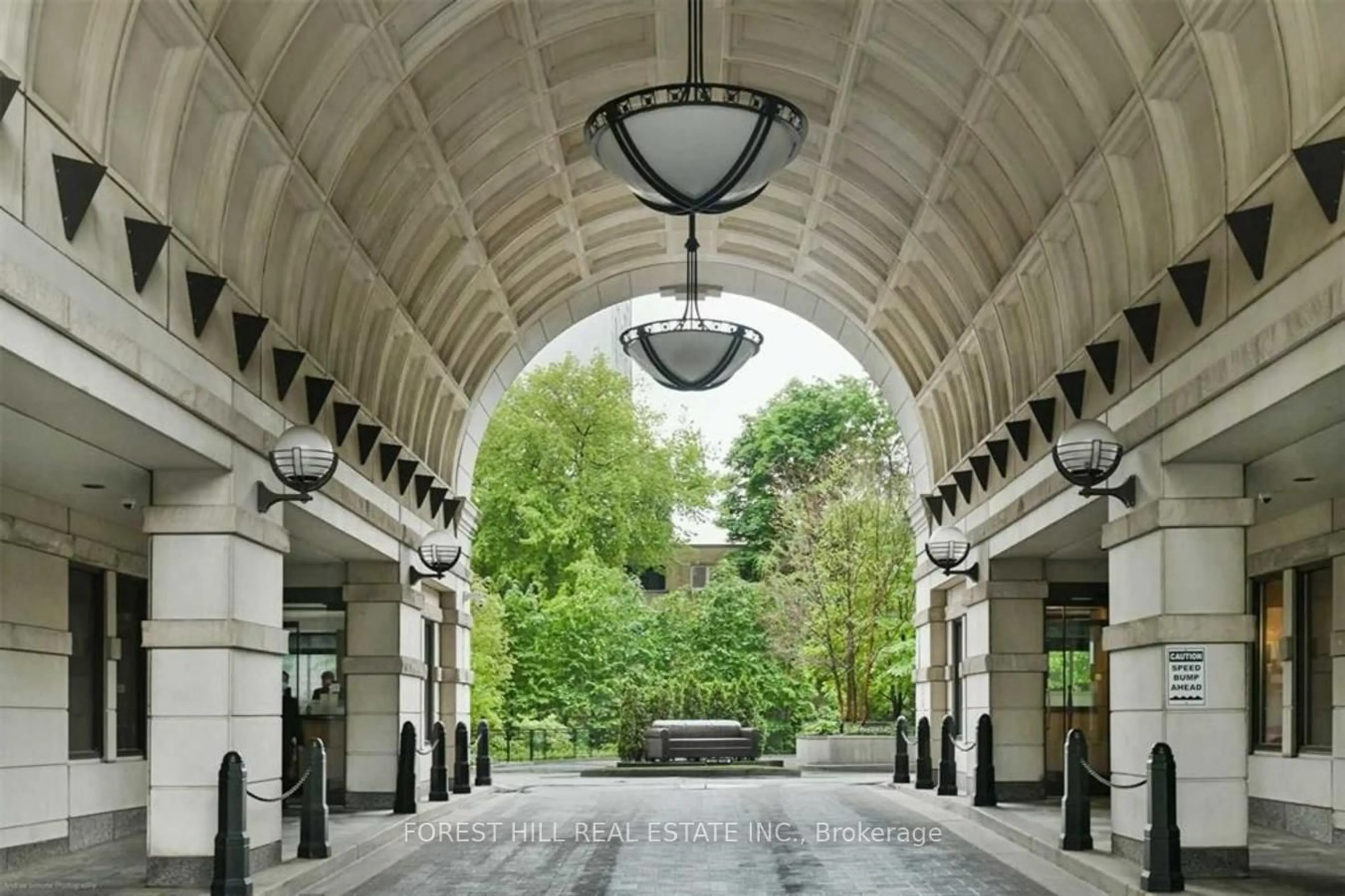 Patio, street for 38 Avenue Rd #305, Toronto Ontario M5R 2G2