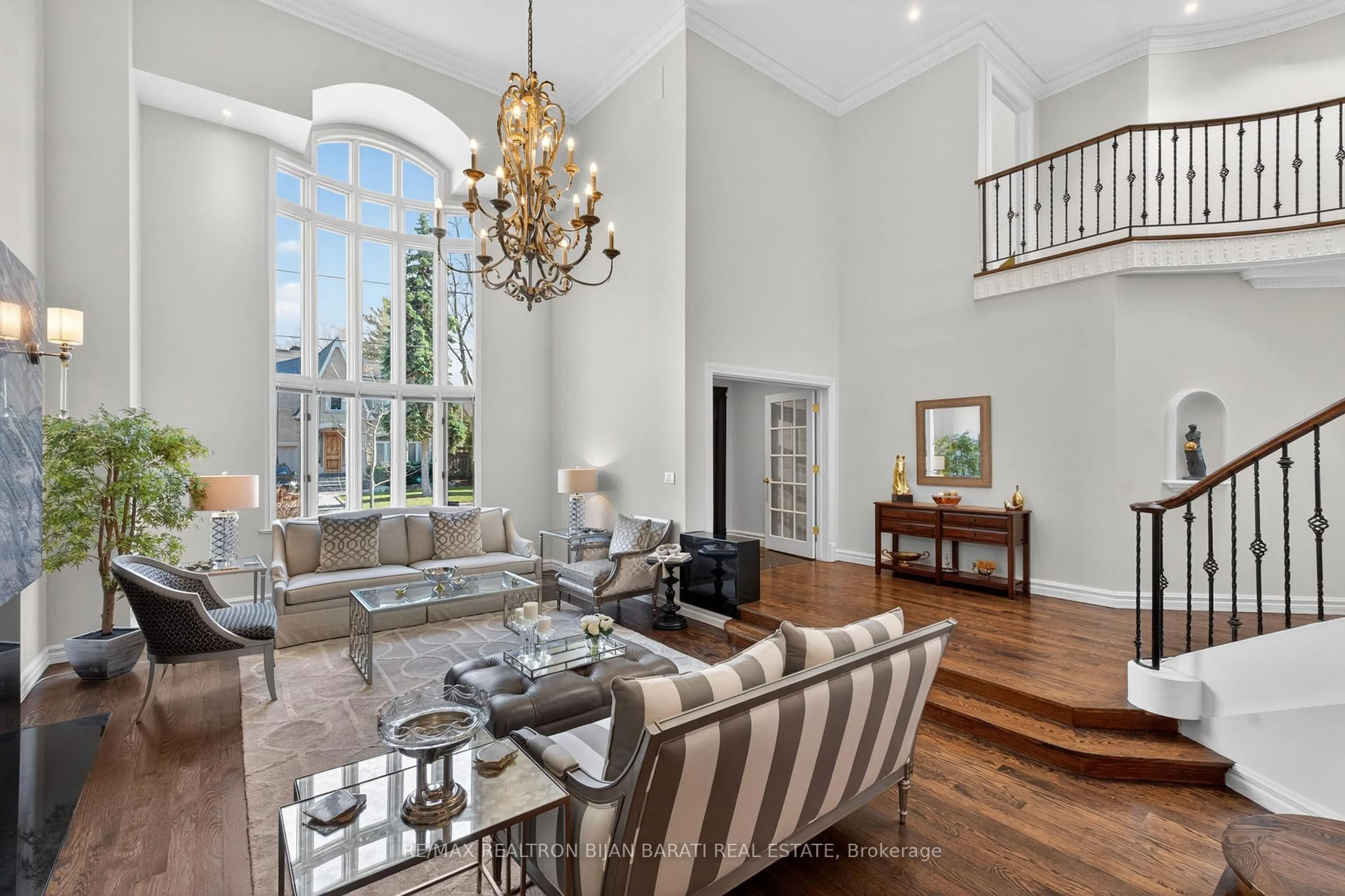 Living room with furniture, unknown for 218 Hillcrest Ave, Toronto Ontario M2N 3P2