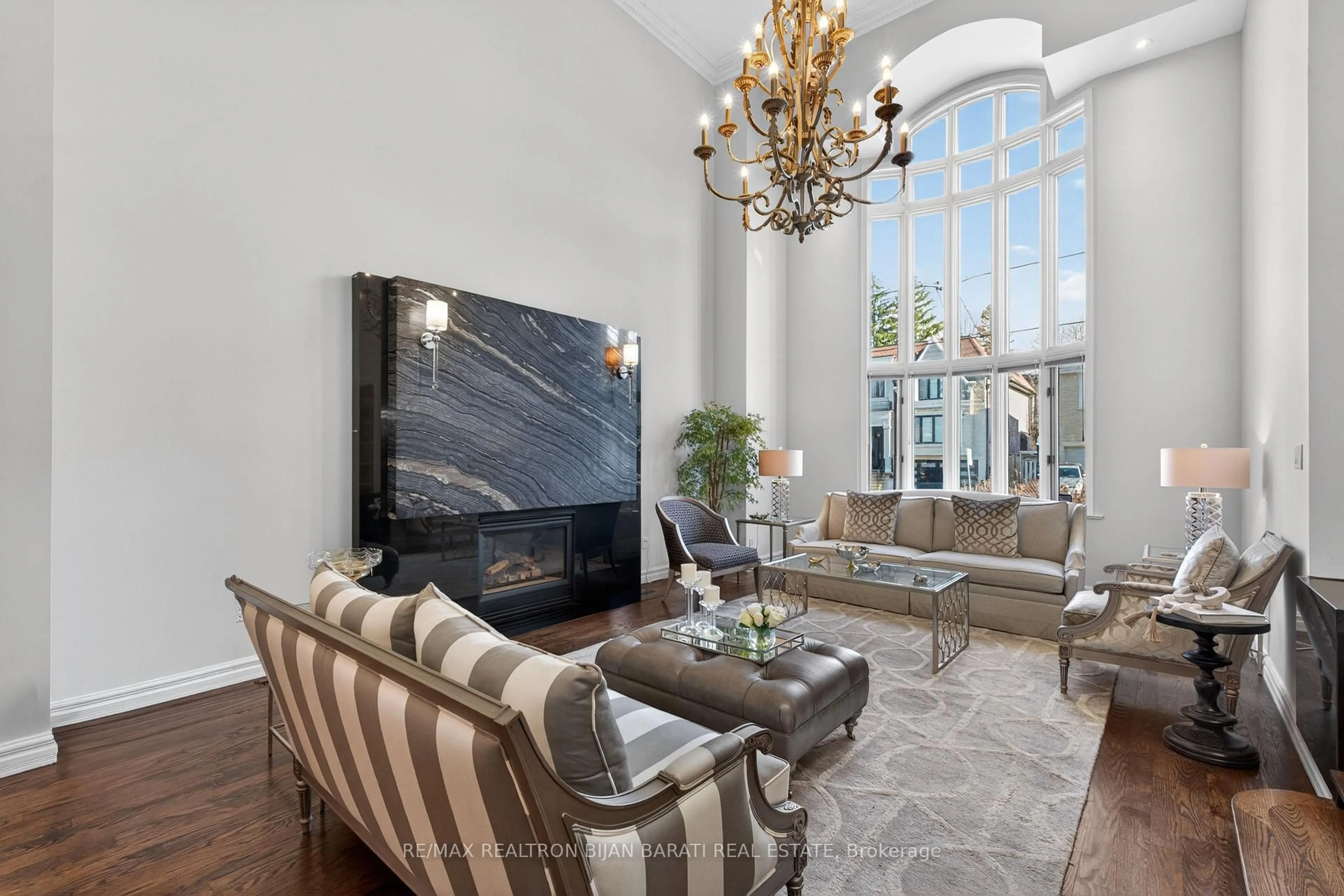 Living room with furniture, ceramic/tile floor for 218 Hillcrest Ave, Toronto Ontario M2N 3P2