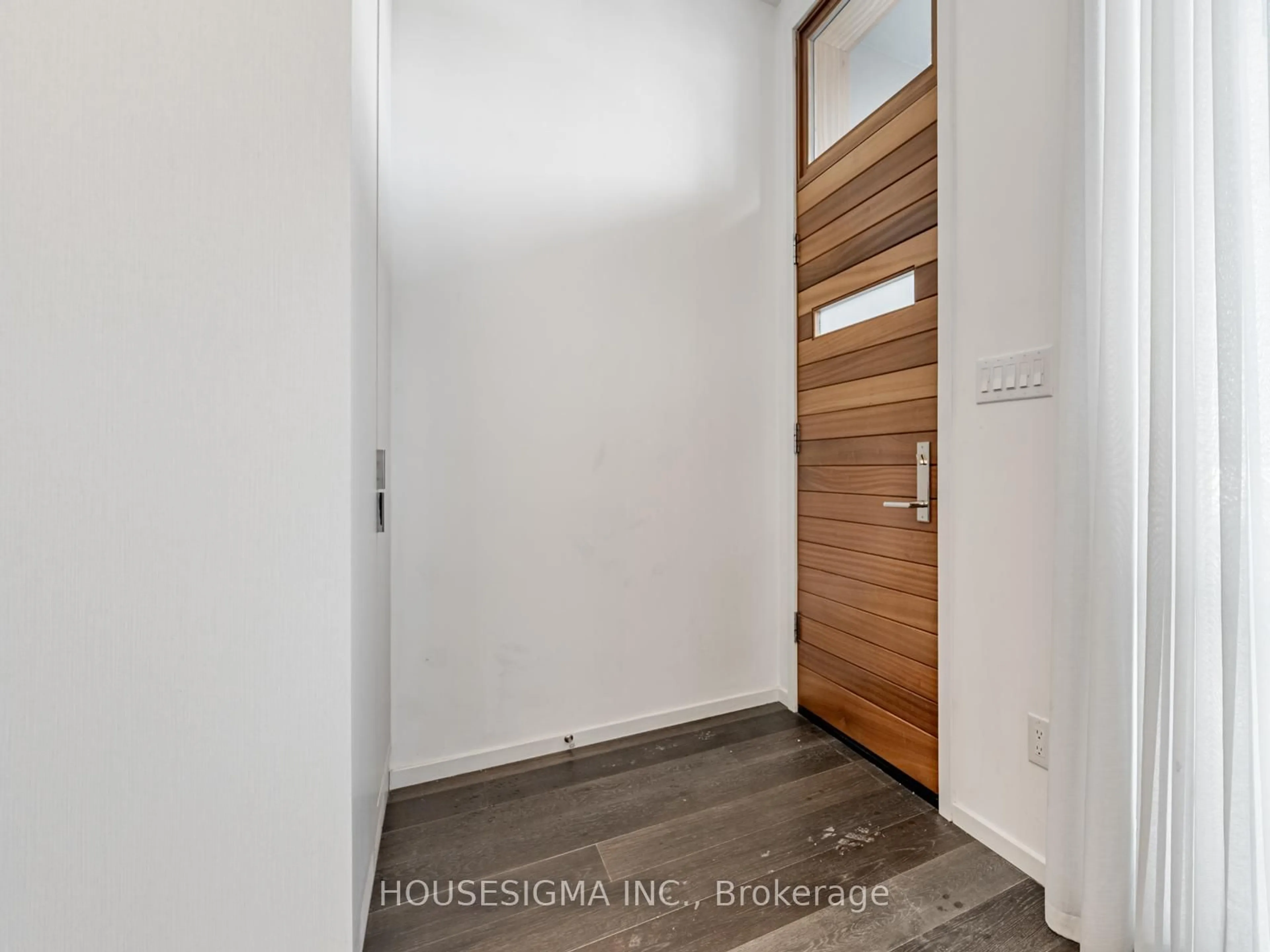 Indoor entryway for 850 Richmond St #15, Toronto Ontario M6J 1C9
