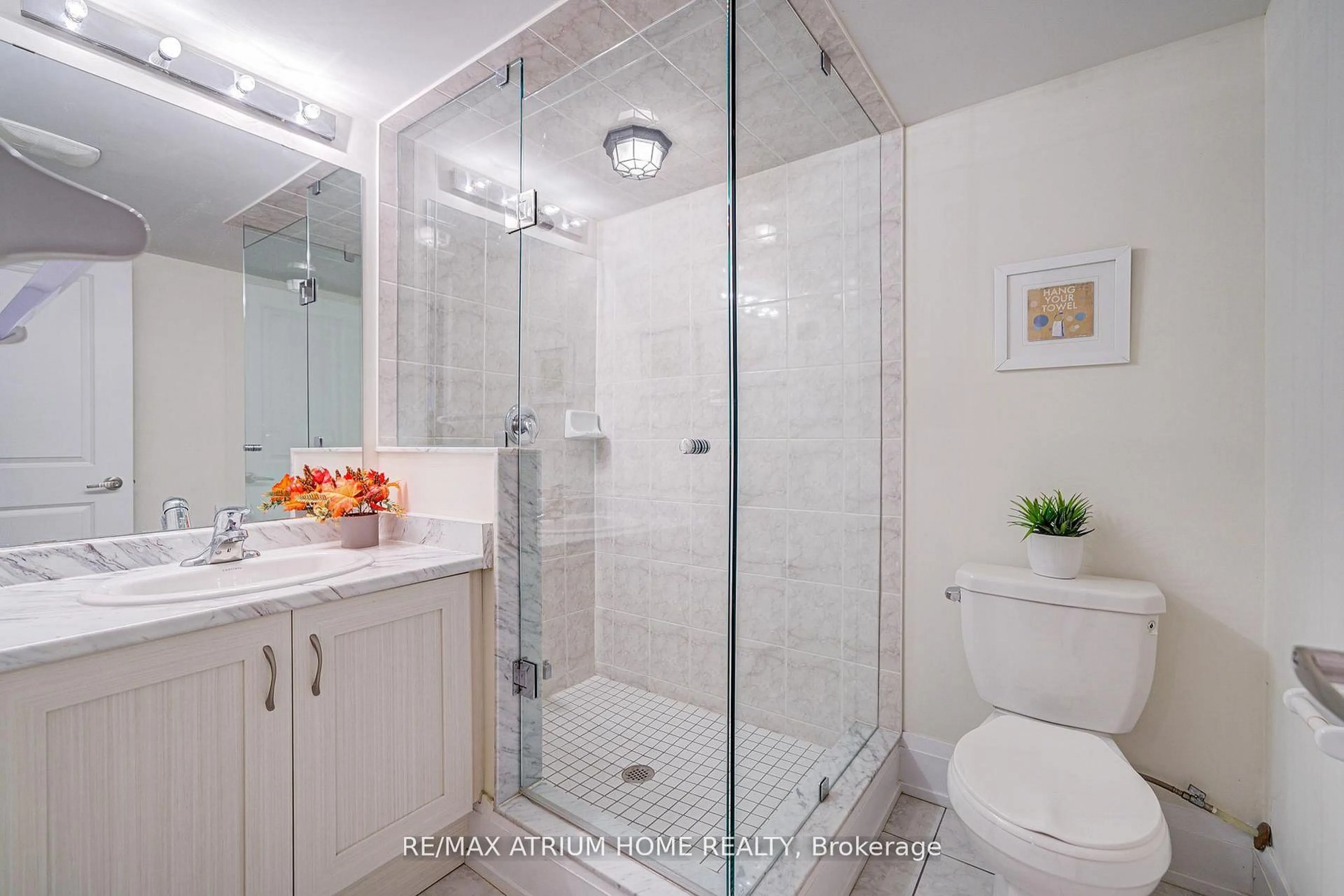 Standard bathroom, ceramic/tile floor for 252B Finch Ave, Toronto Ontario M2N 0K3