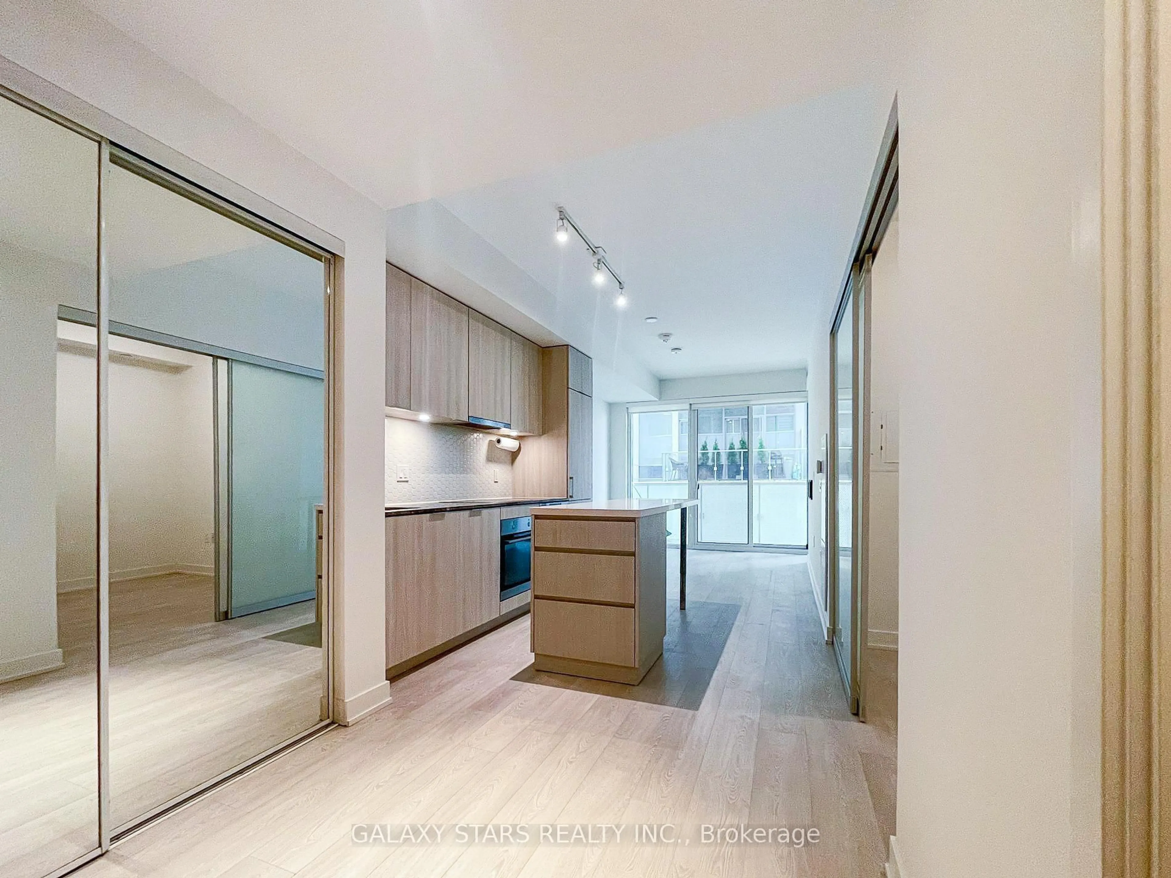 Unknown for 15 Queens Quay #309, Toronto Ontario M5E 0C5