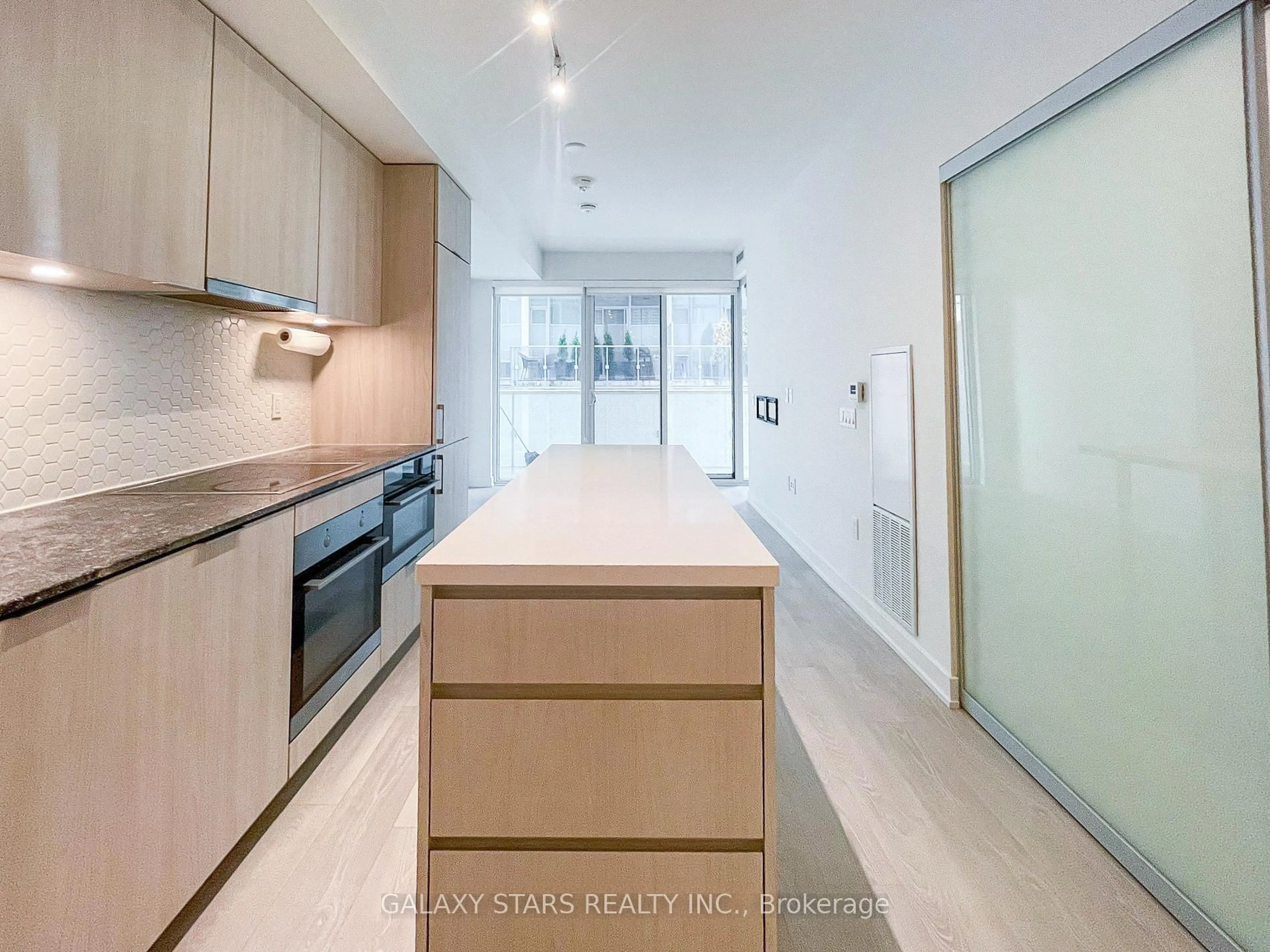 Unknown for 15 Queens Quay #309, Toronto Ontario M5E 0C5