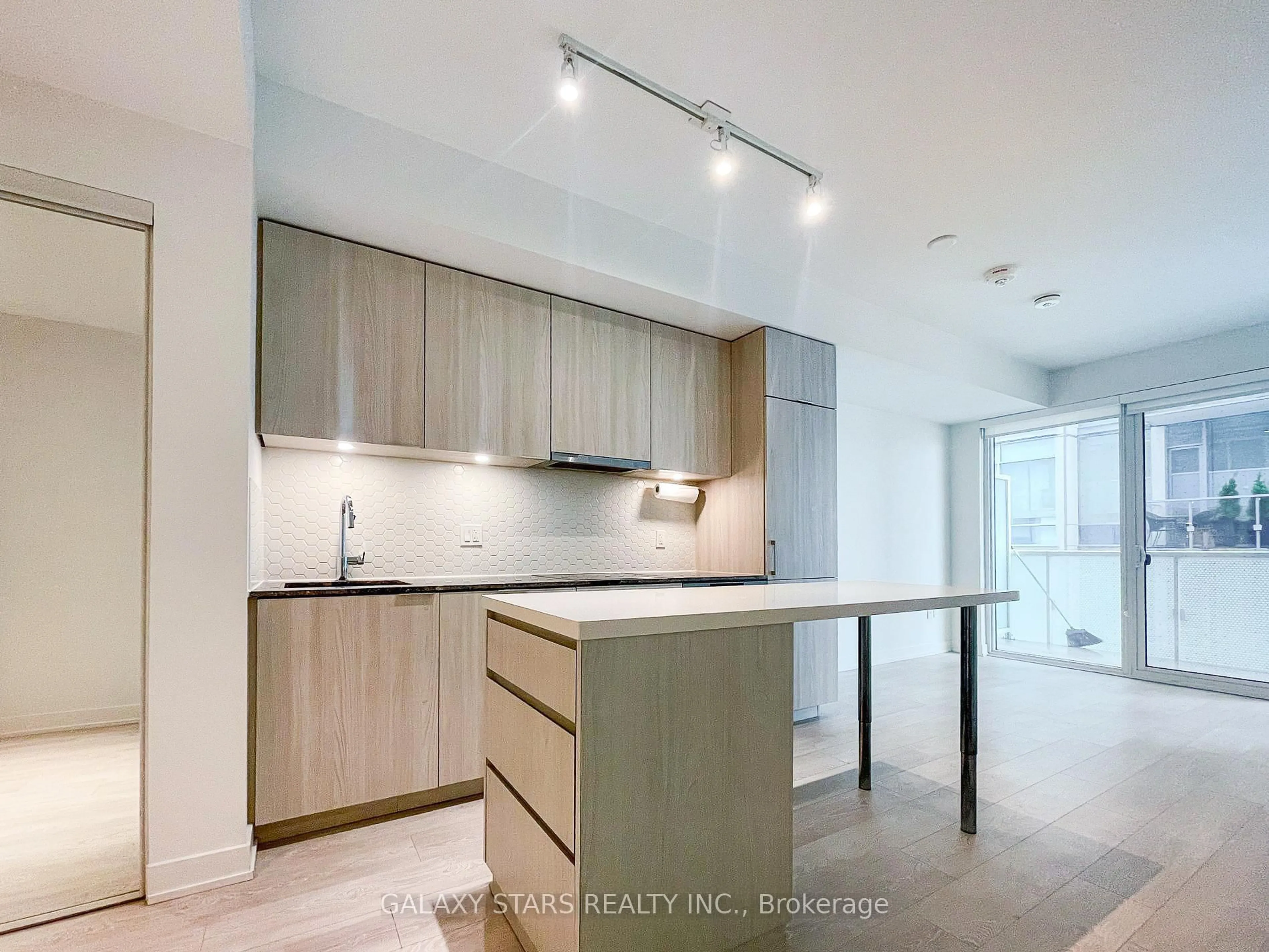 Unknown for 15 Queens Quay #309, Toronto Ontario M5E 0C5