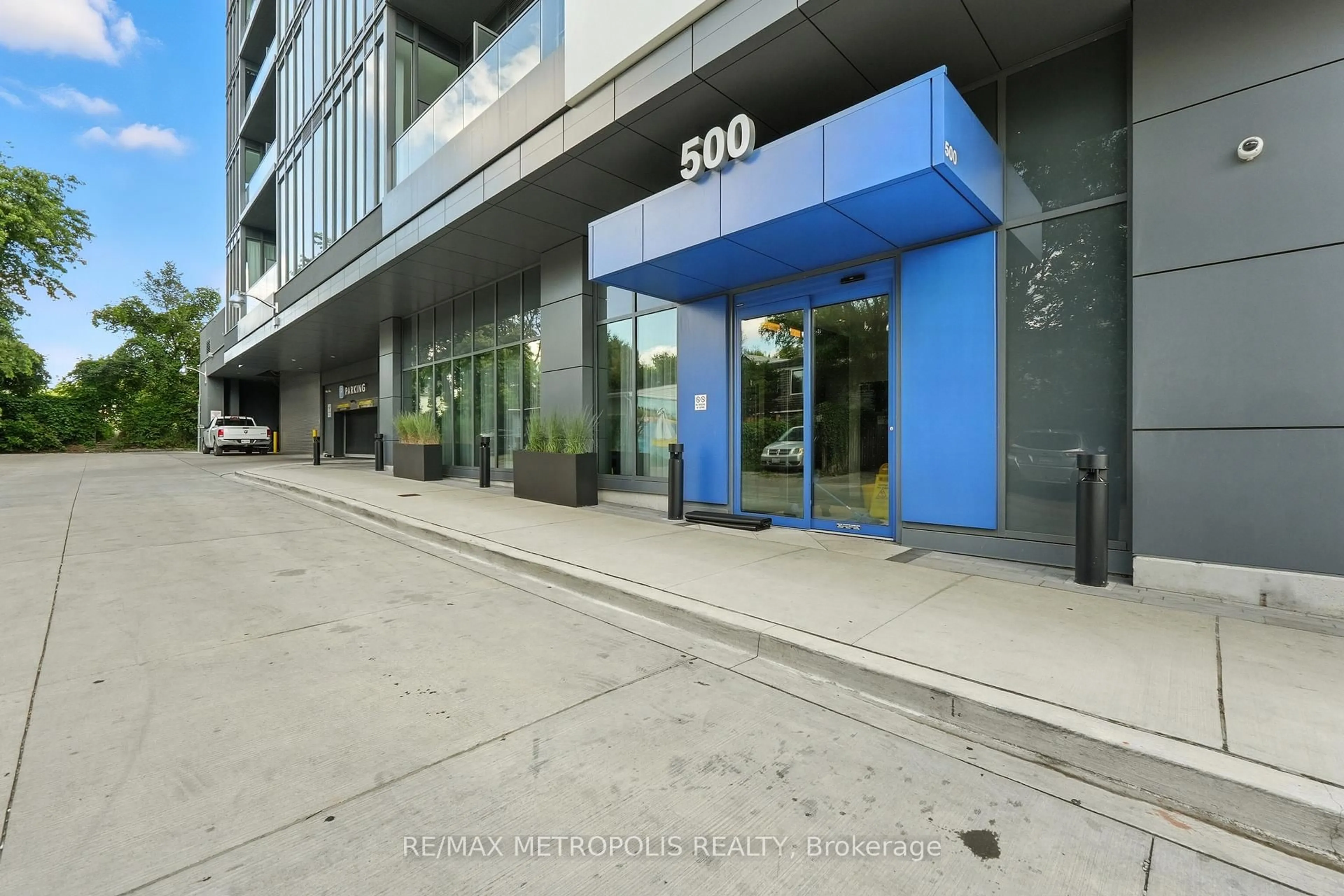 Indoor foyer for 500 Dupont St #815, Toronto Ontario M6G 0B8