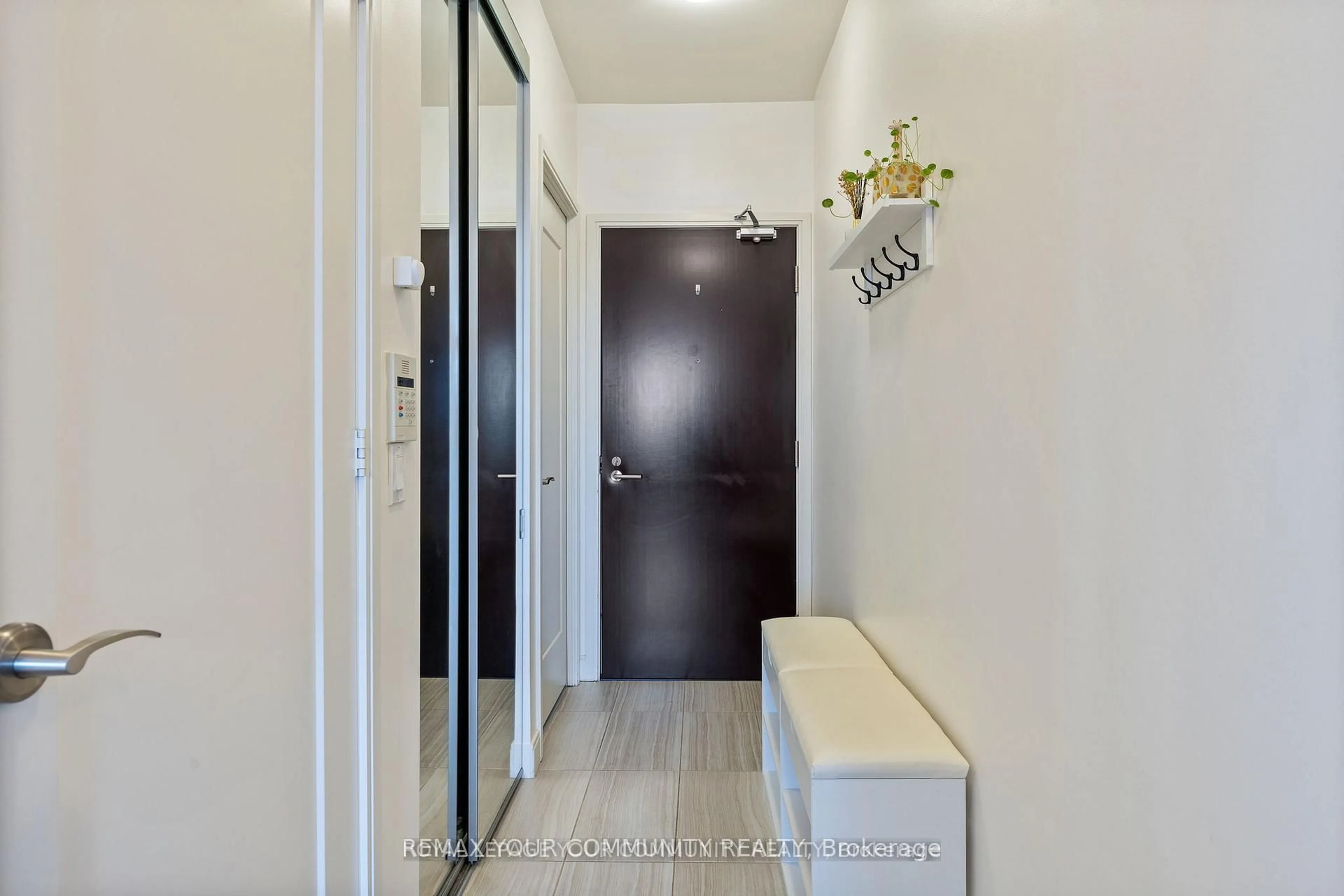 Indoor entryway for 825 Church St #611, Toronto Ontario M4W 3Z4