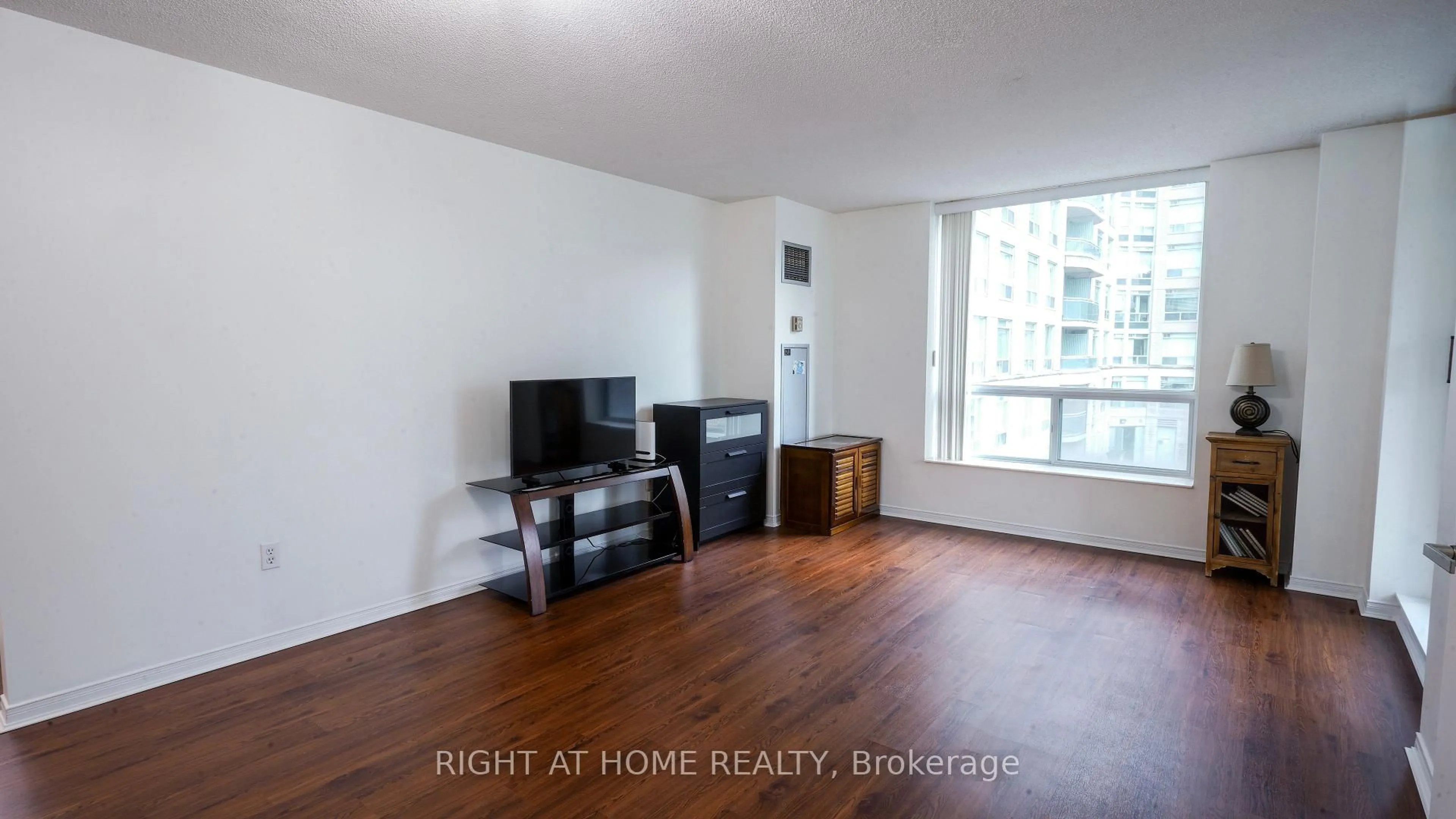 A pic of a room for 28 Pemberton Ave #300, Toronto Ontario M2M 4L1