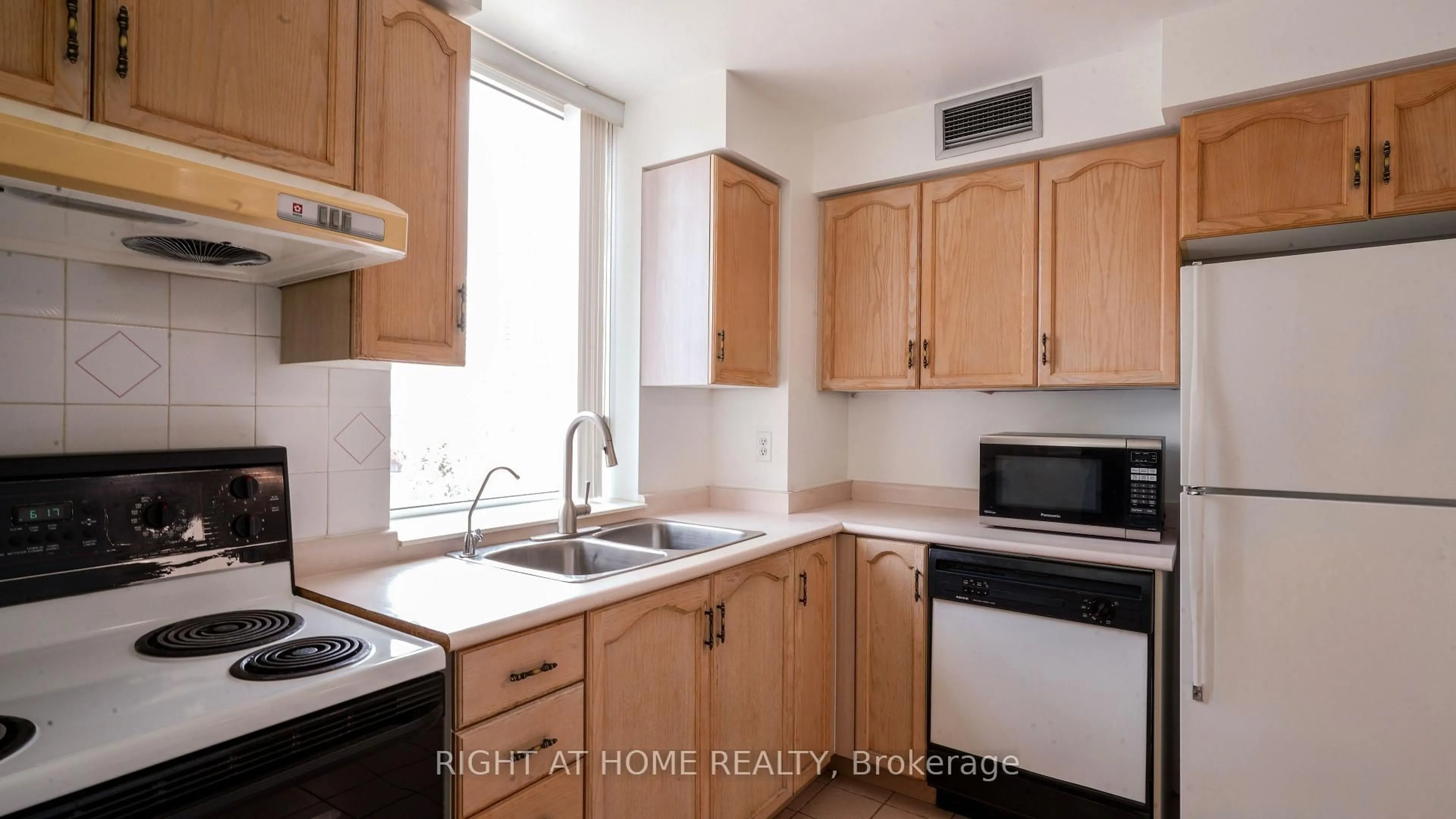 Standard kitchen, unknown for 28 Pemberton Ave #300, Toronto Ontario M2M 4L1