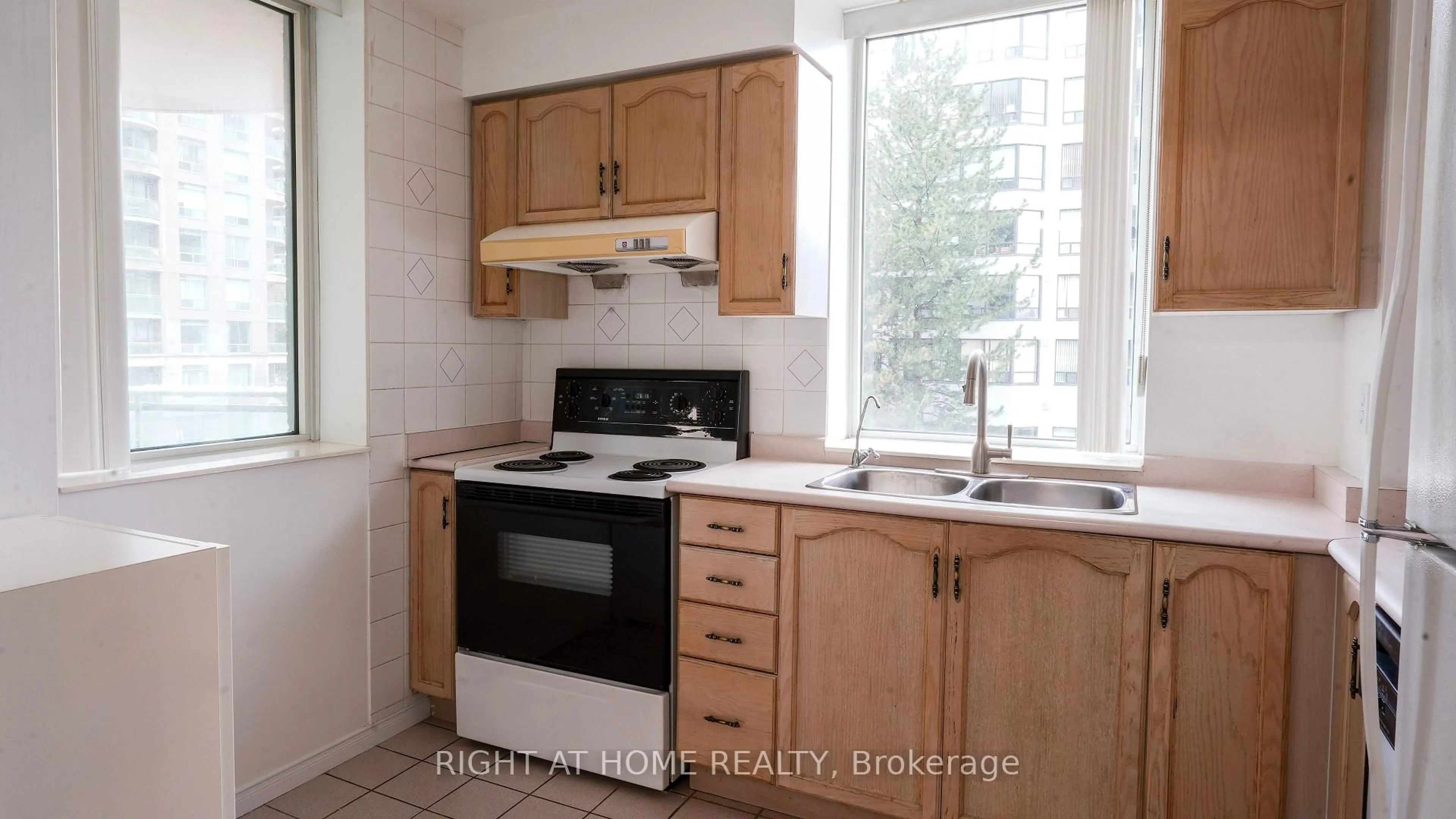 Standard kitchen, unknown for 28 Pemberton Ave #300, Toronto Ontario M2M 4L1
