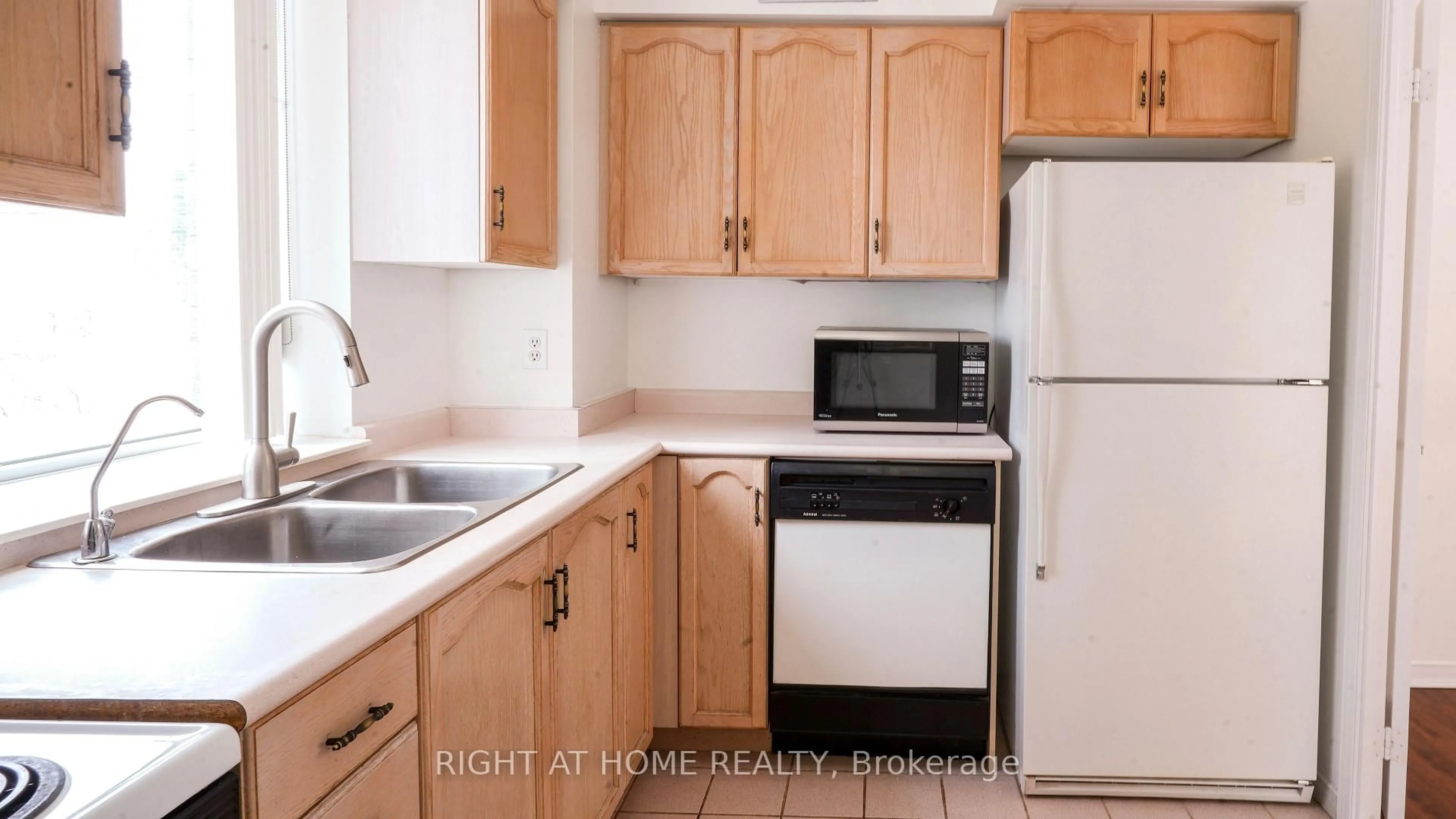 Standard kitchen, unknown for 28 Pemberton Ave #300, Toronto Ontario M2M 4L1