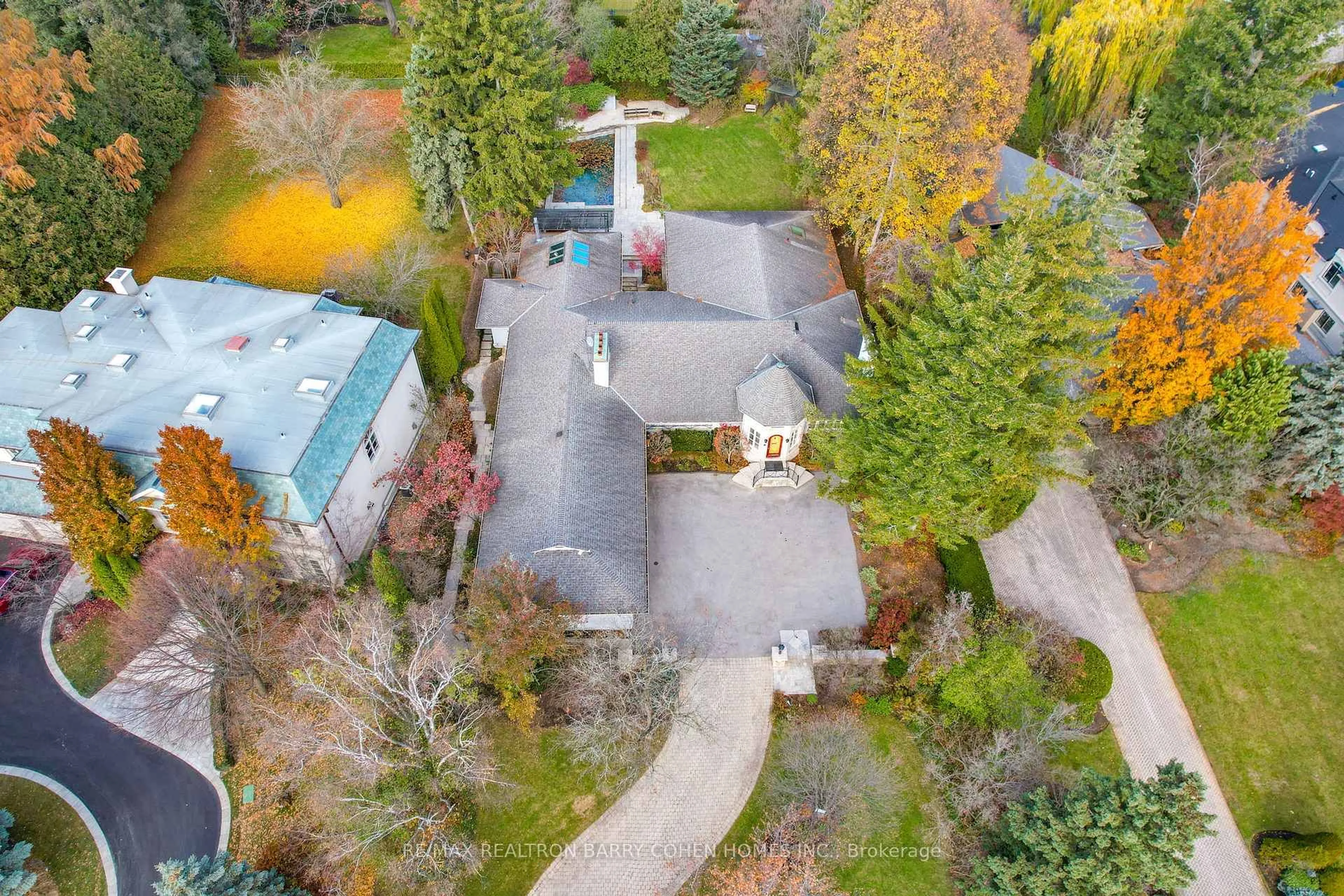A pic from outside/outdoor area/front of a property/back of a property/a pic from drone, street for 80 Bayview Rdge, Toronto Ontario M2L 1E6