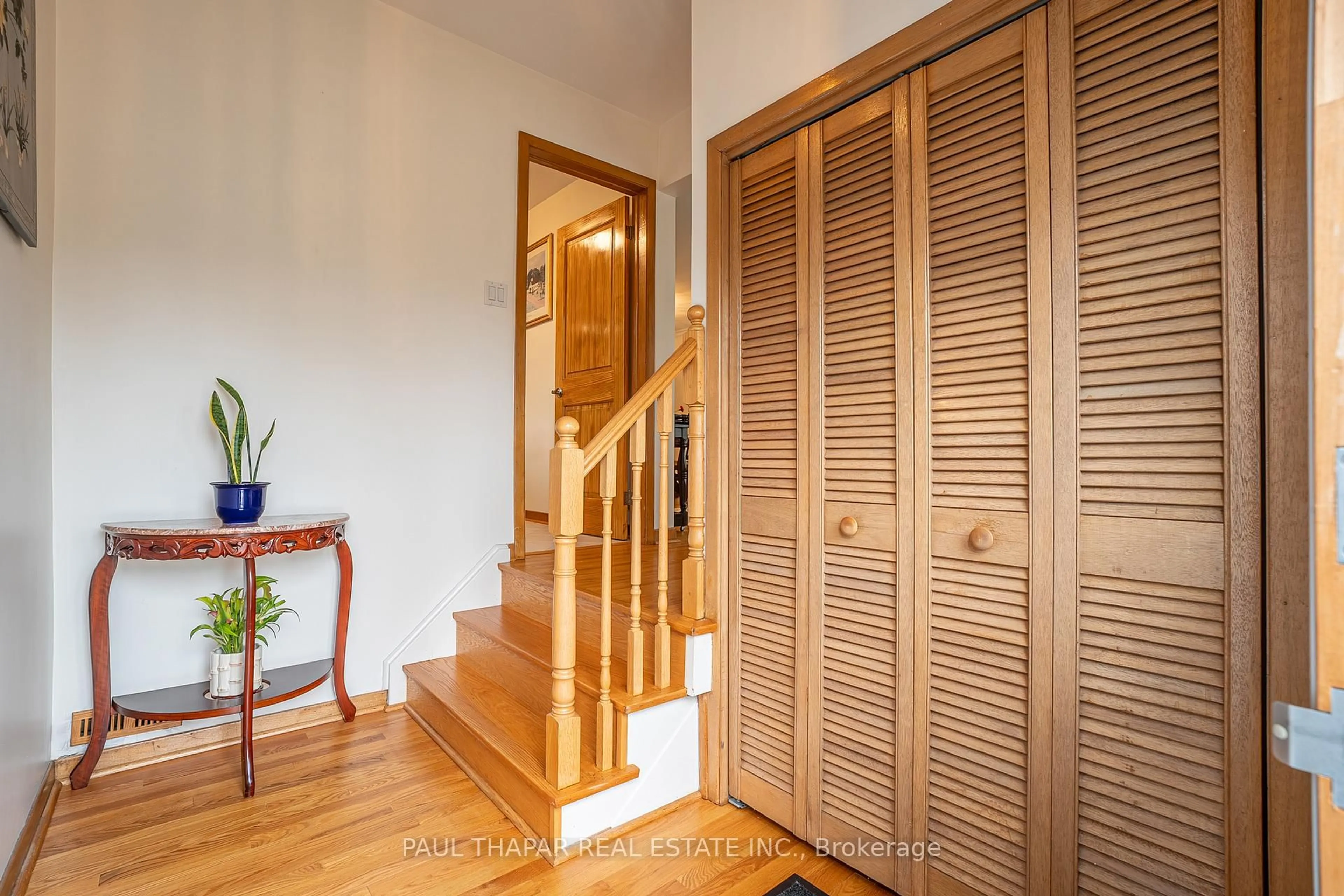 Indoor entryway for 10 Castlebury Cres, Toronto Ontario M2H 1W6