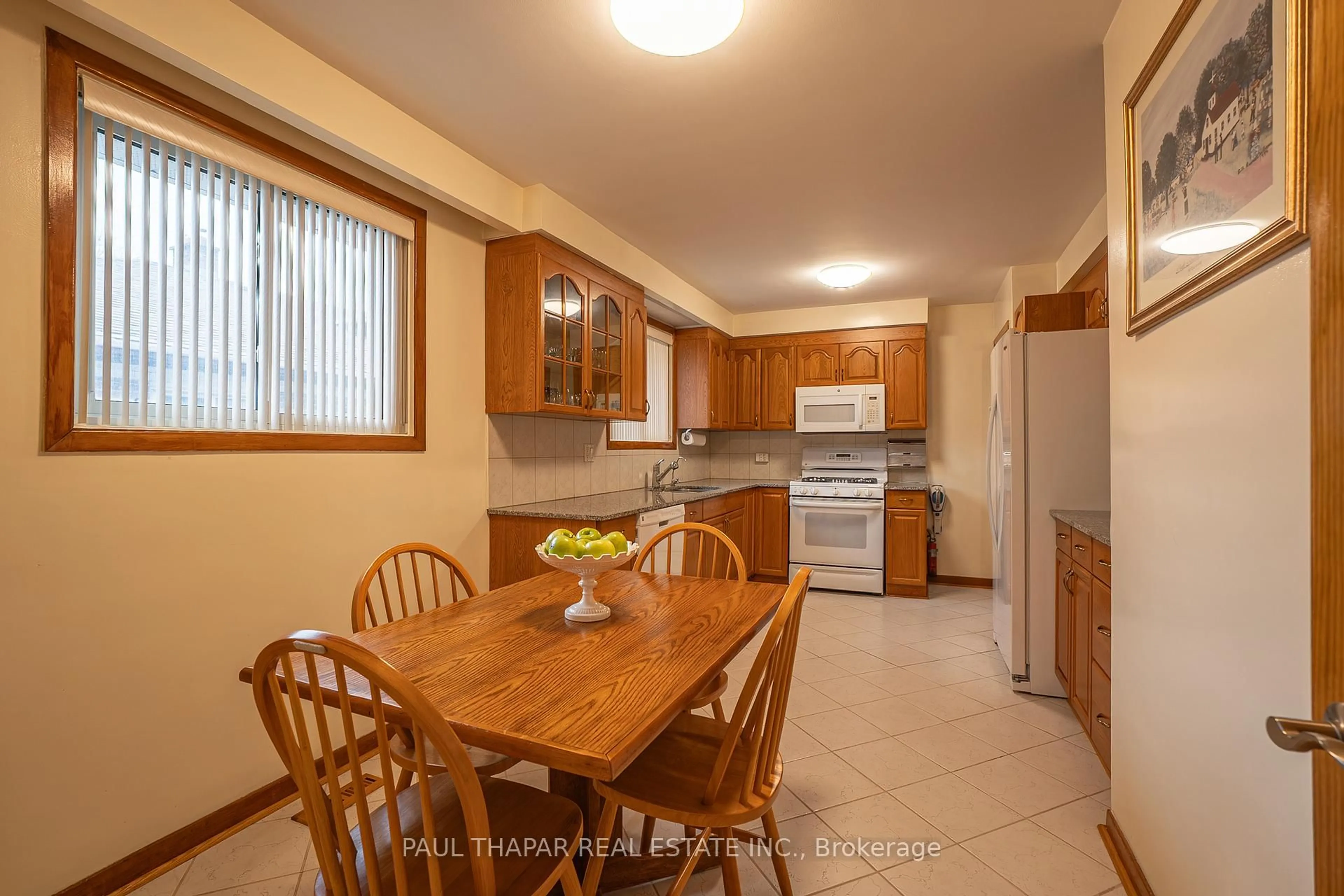 Standard kitchen, ceramic/tile floor for 10 Castlebury Cres, Toronto Ontario M2H 1W6