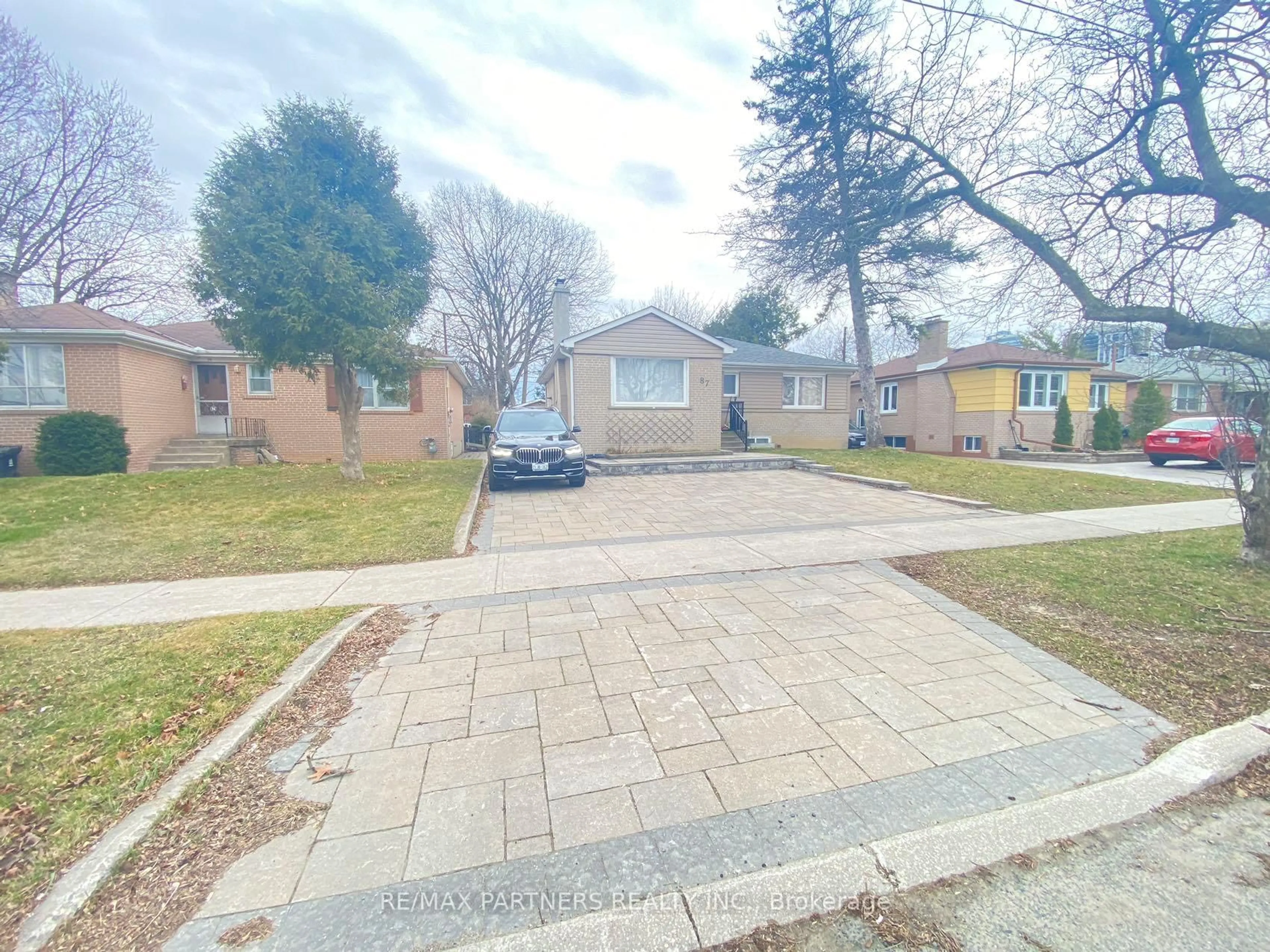 A pic from outside/outdoor area/front of a property/back of a property/a pic from drone, street for 87 Bishop Ave, Toronto Ontario M2M 1Z5
