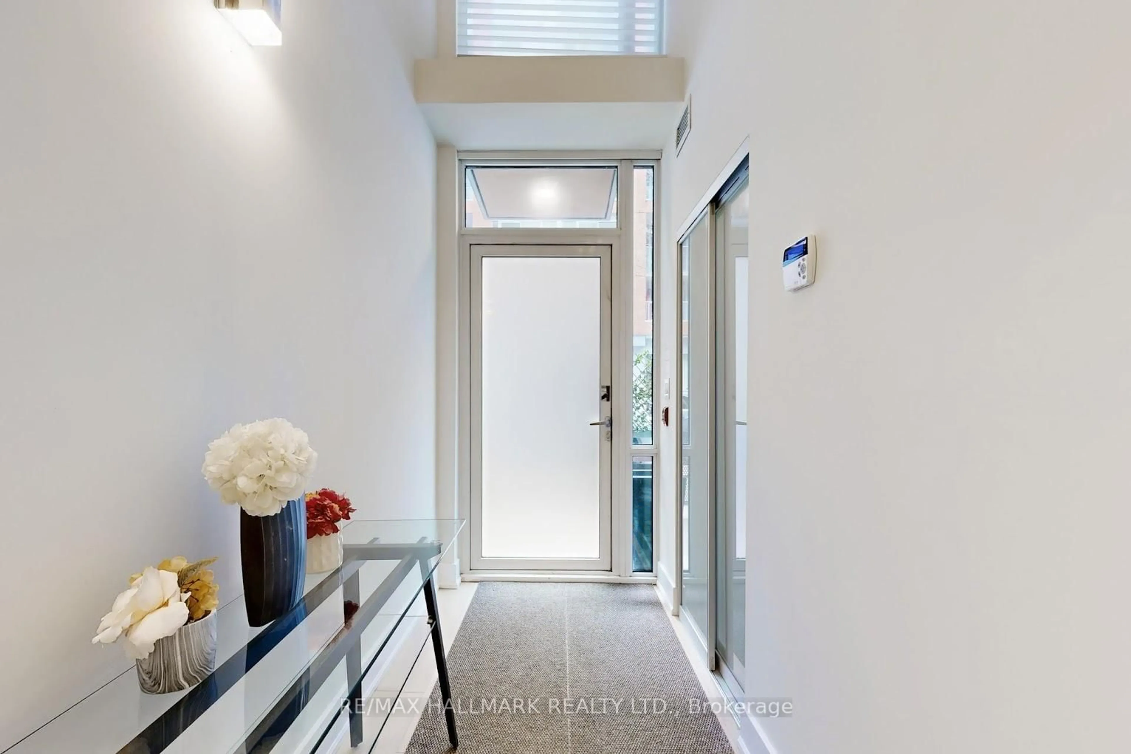 Indoor entryway for 30 Nelson St #TH14, Toronto Ontario M5V 0H5