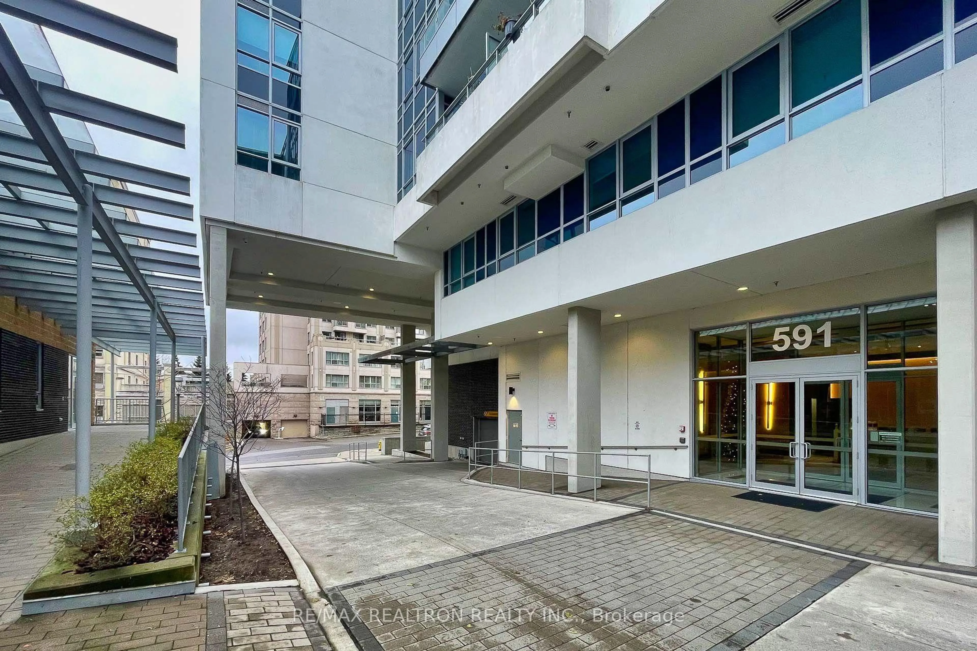 Indoor foyer for 591 Sheppard Ave #310, Toronto Ontario M2K 0G2