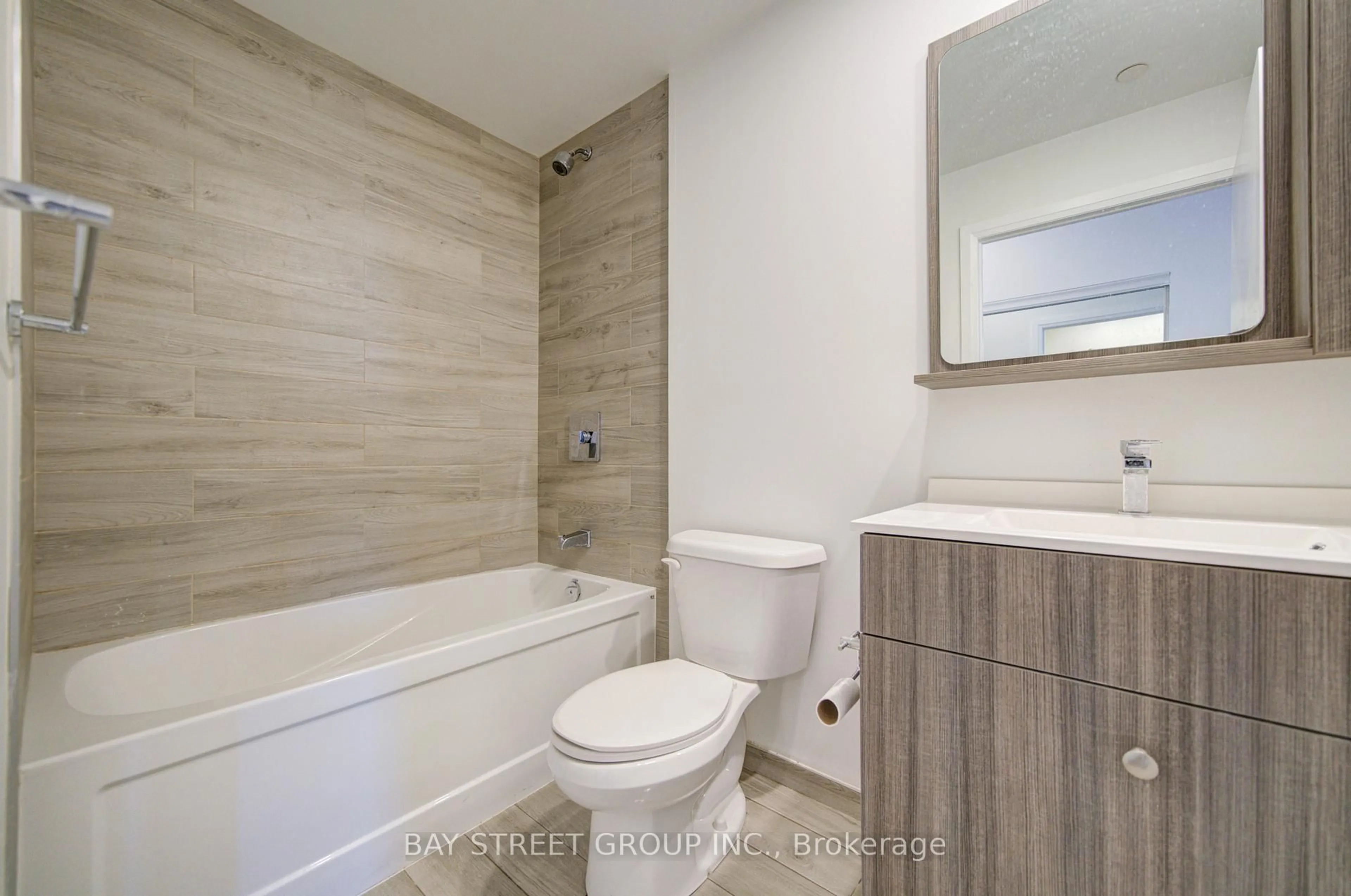 Standard bathroom, ceramic/tile floor for 75 Canterbury Pl #1509, Toronto Ontario M2N 0L2