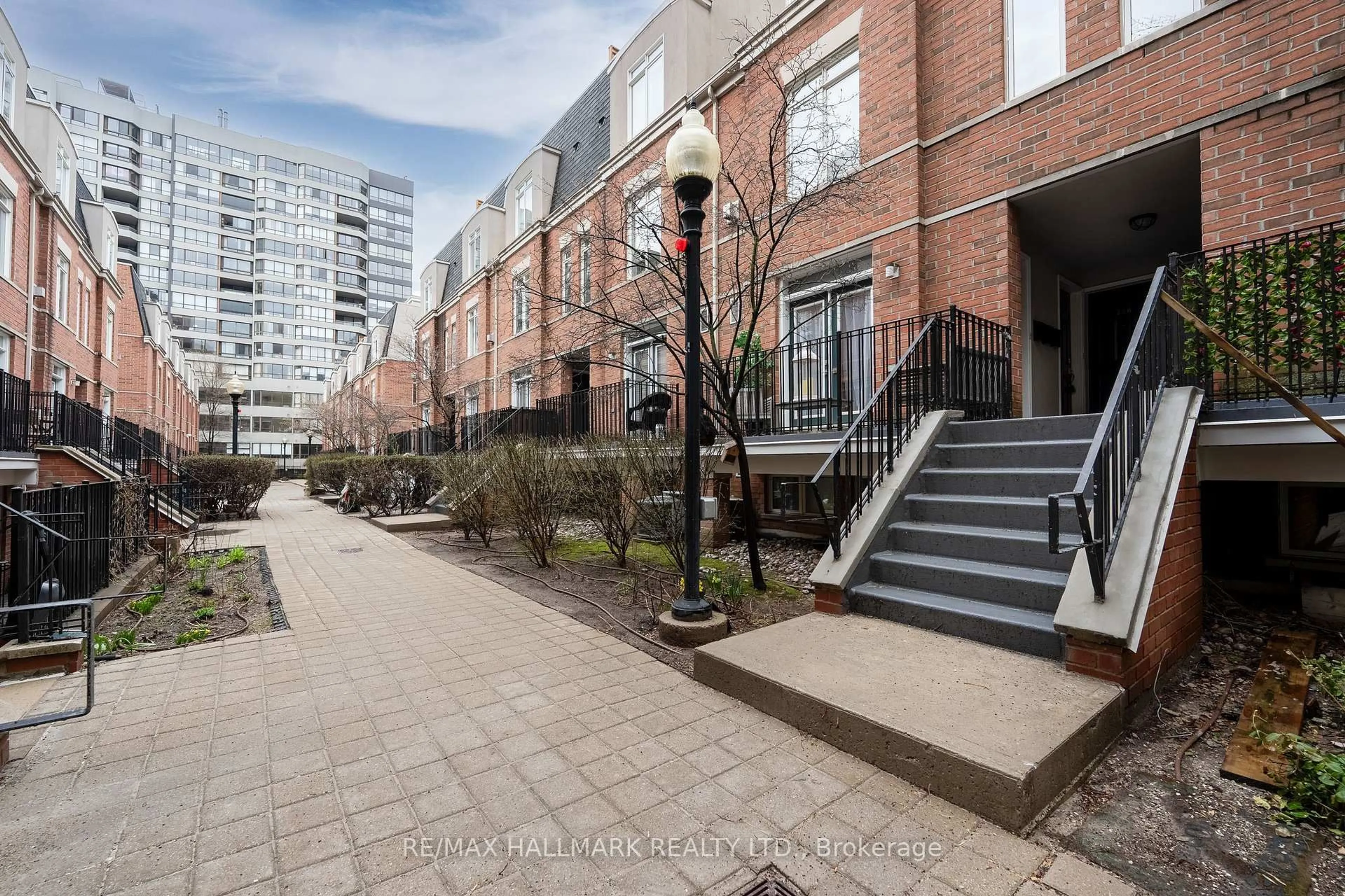 Patio, street for 415 Jarvis St #214, Toronto Ontario M4Y 2G8