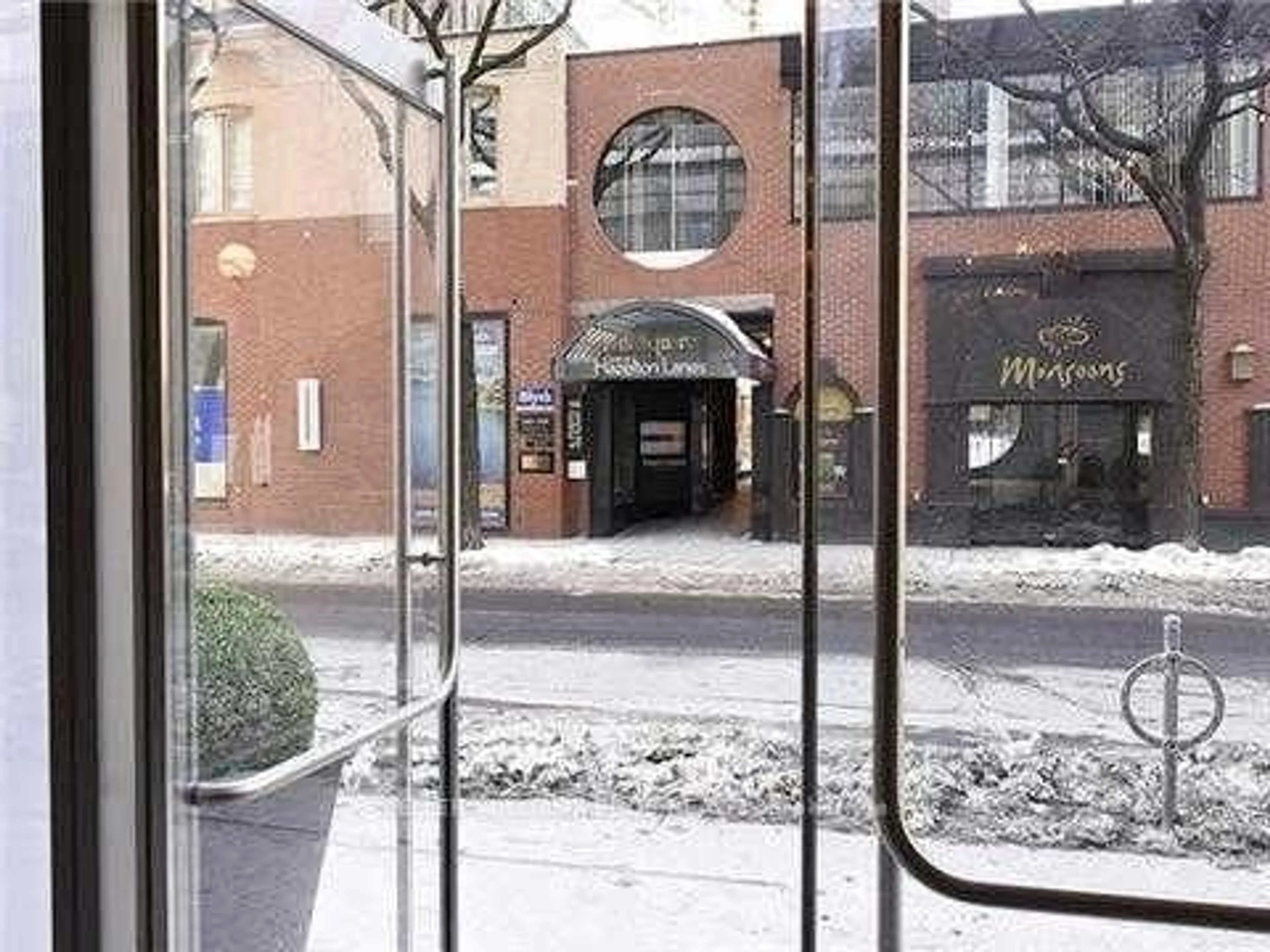 Indoor foyer for 155 Yorkville Ave #911, Toronto Ontario M5R 0B4