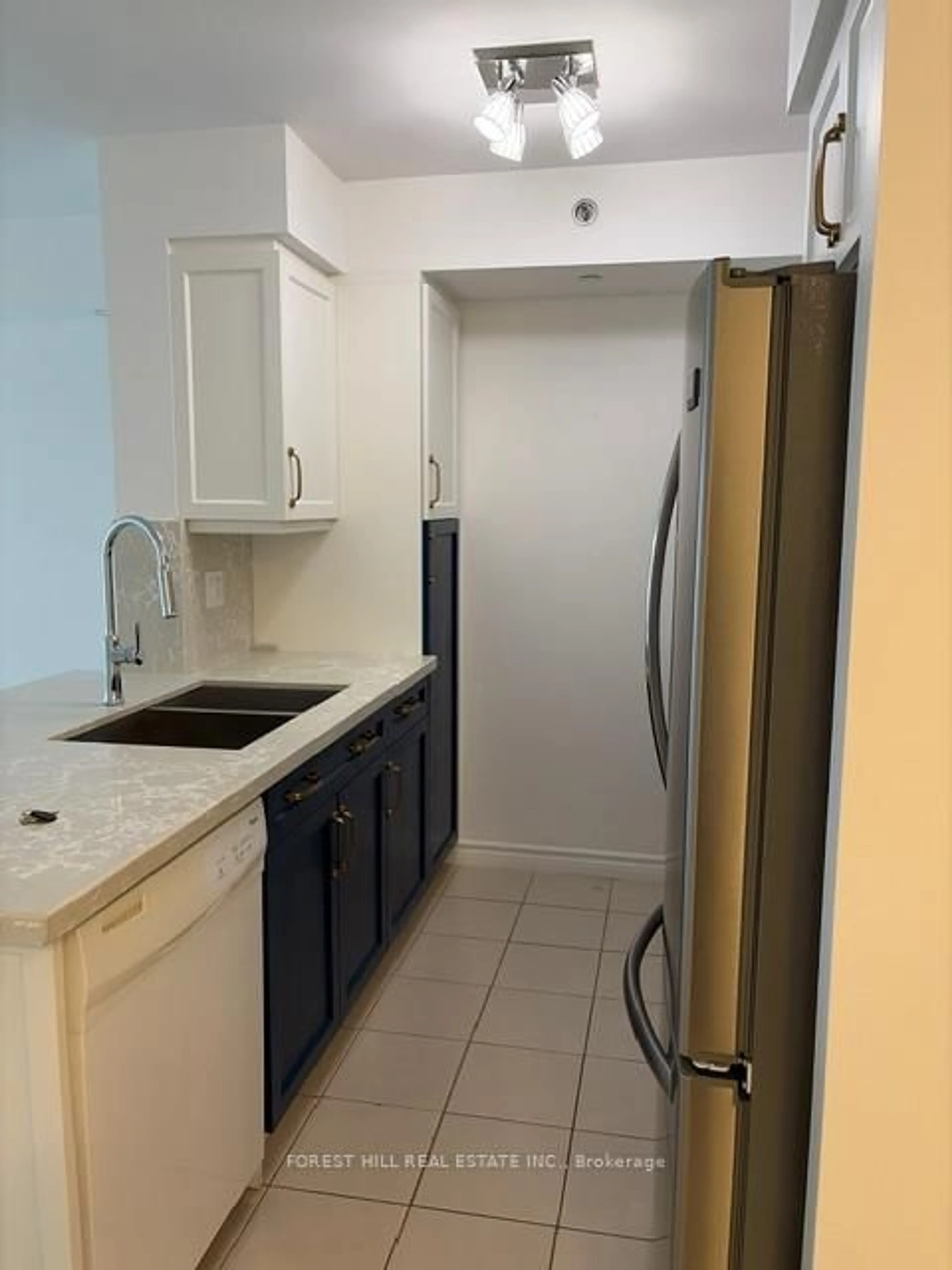 Standard kitchen, unknown for 35 Saranac Blvd #224, Toronto Ontario M6A 2G4