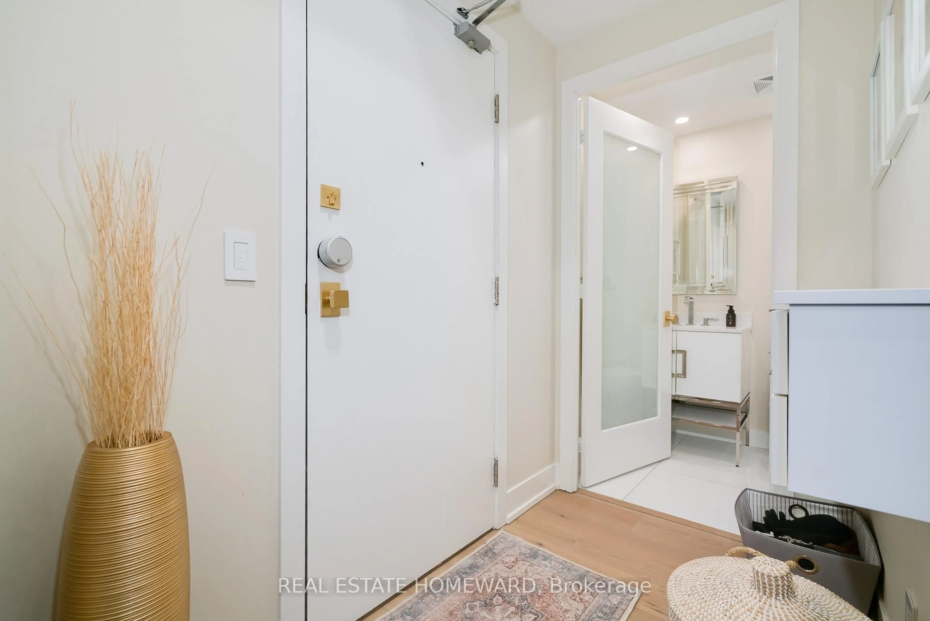 Indoor entryway for 68 Merton St #LPH03, Toronto Ontario M4S 1A1