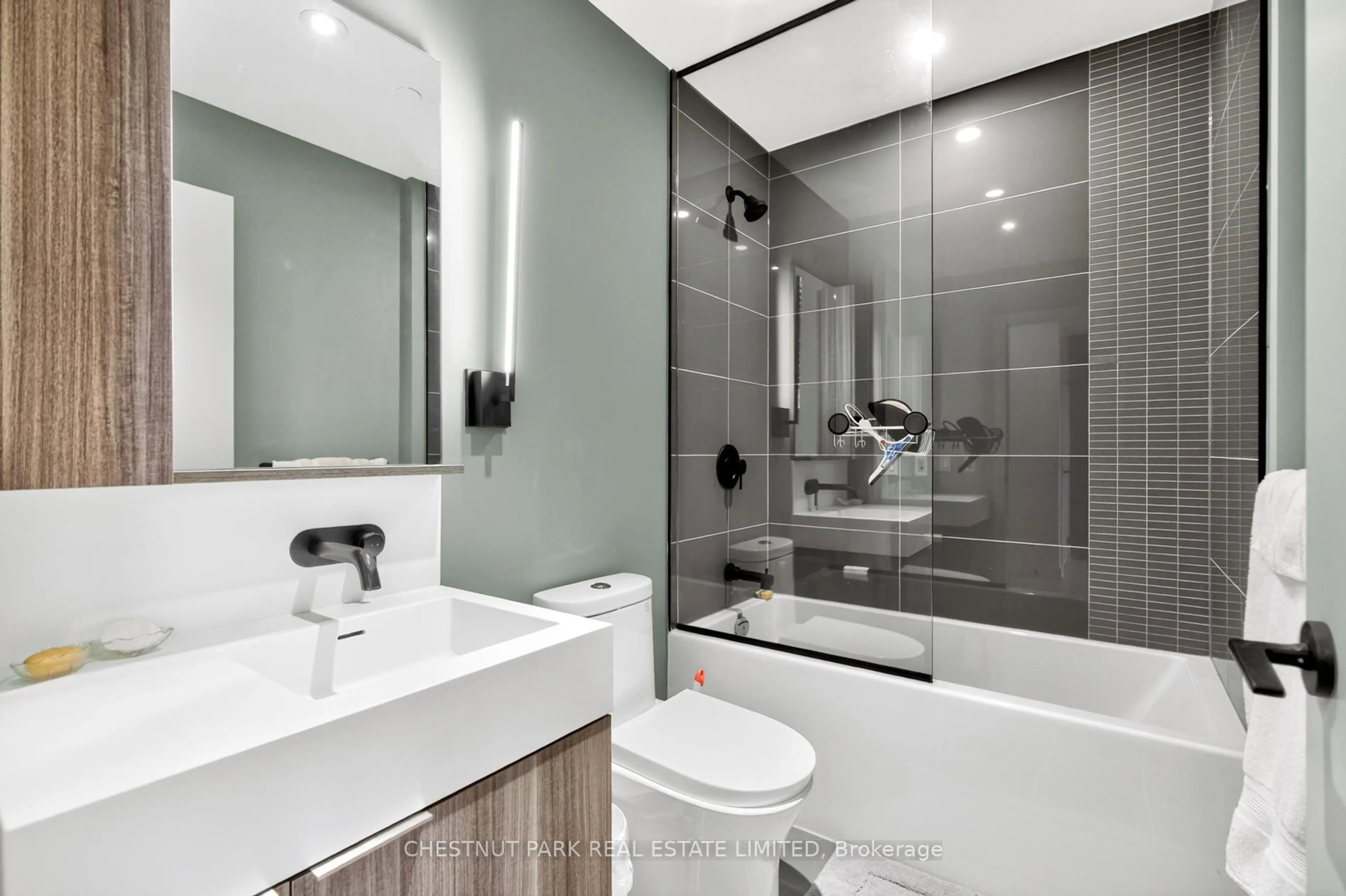 Contemporary bathroom, ceramic/tile floor for 117 Broadway Ave #2810, Toronto Ontario M4P 1V3