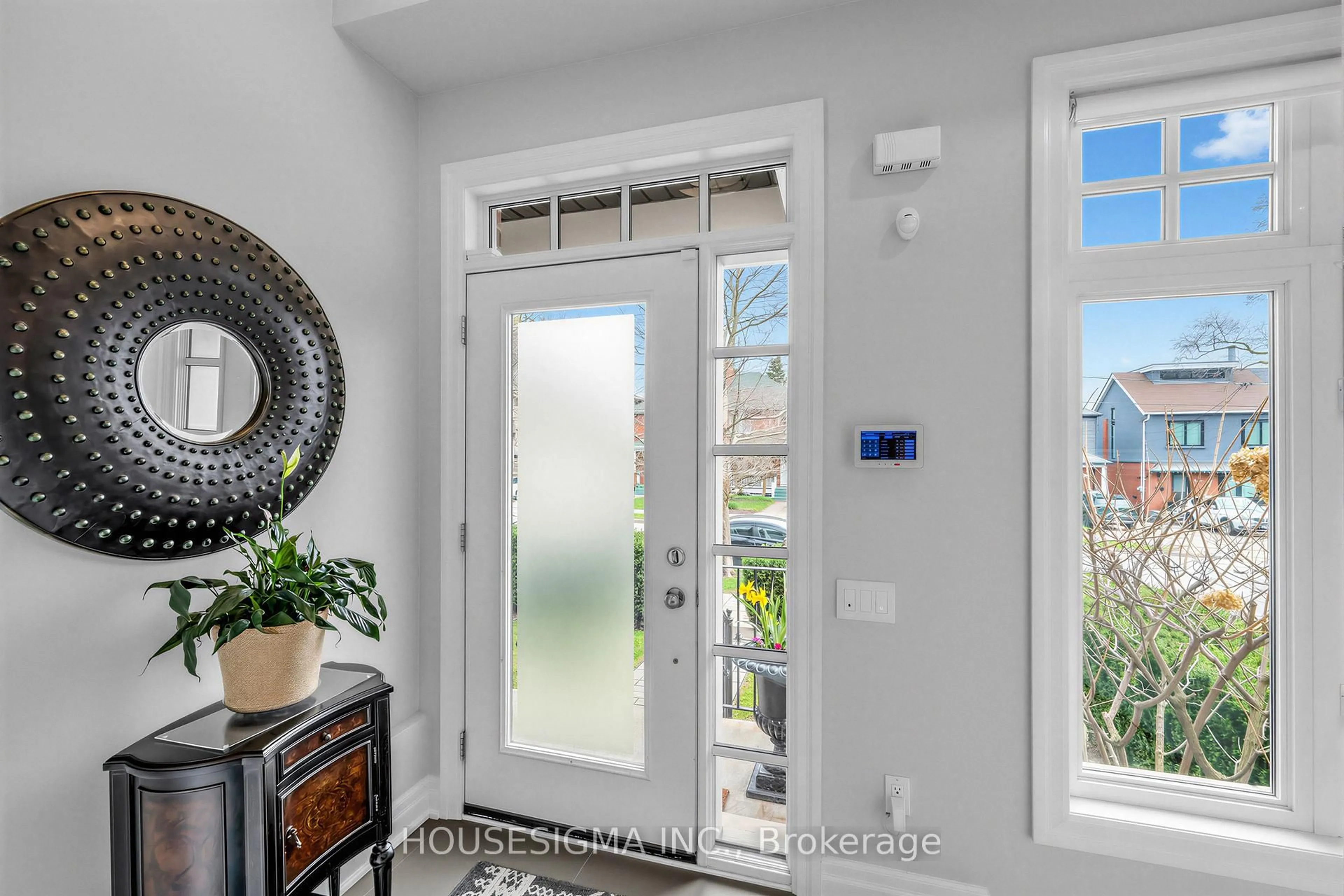 Indoor entryway for 361 Roehampton Ave, Toronto Ontario M4P 1S3