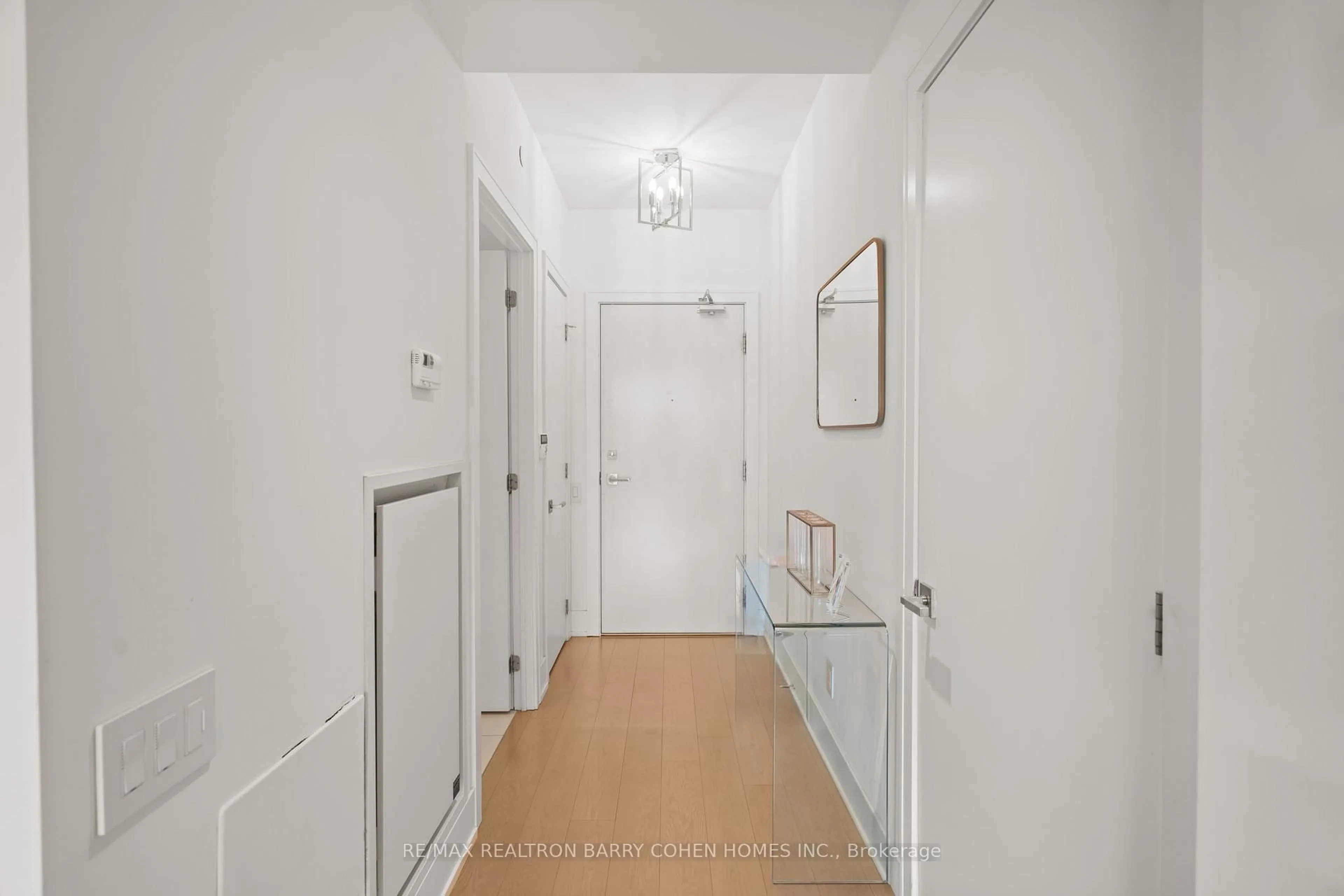 Indoor foyer for 170 Avenue Rd #401, Toronto Ontario M5R 0A4