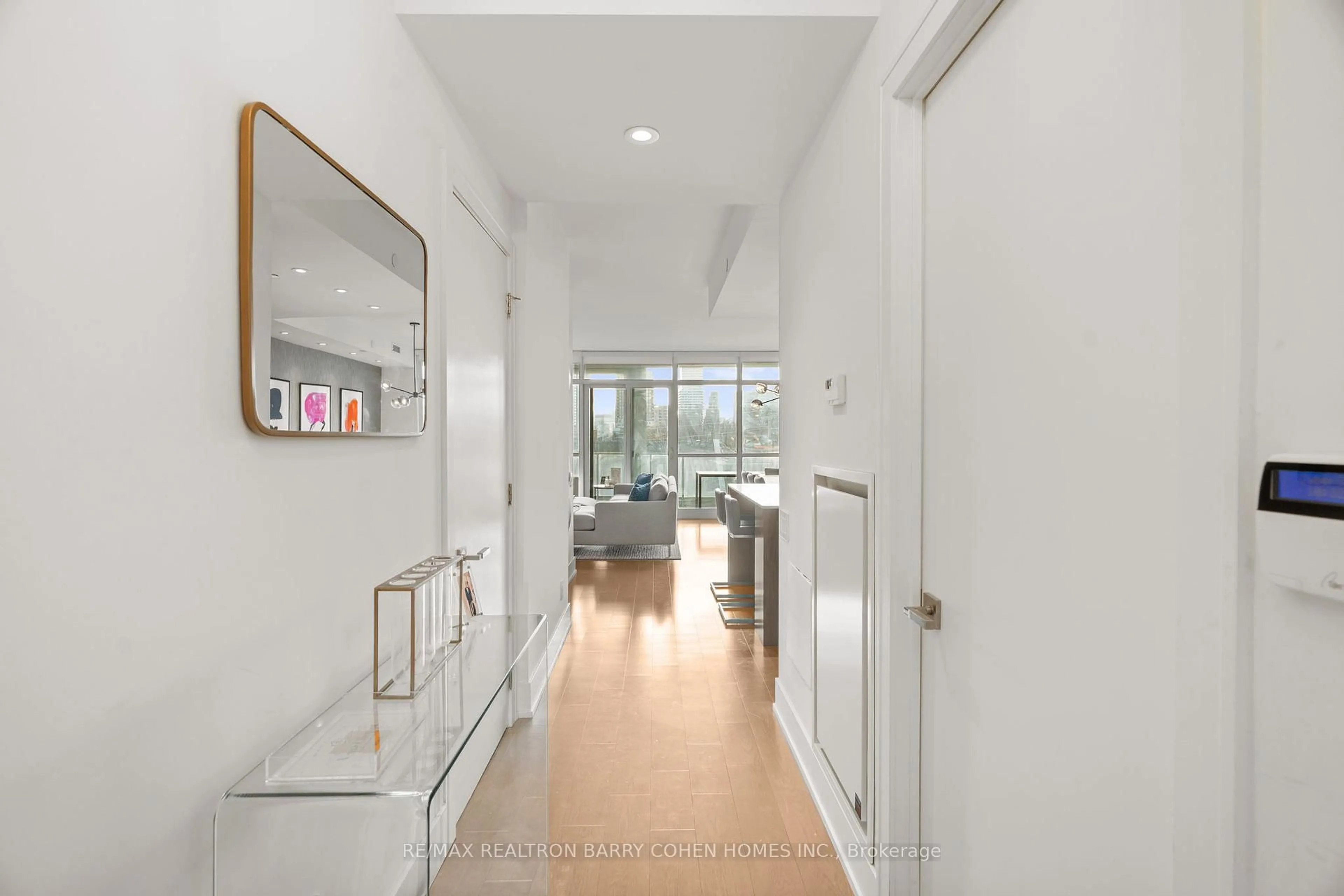 Indoor foyer for 170 Avenue Rd #401, Toronto Ontario M5R 0A4