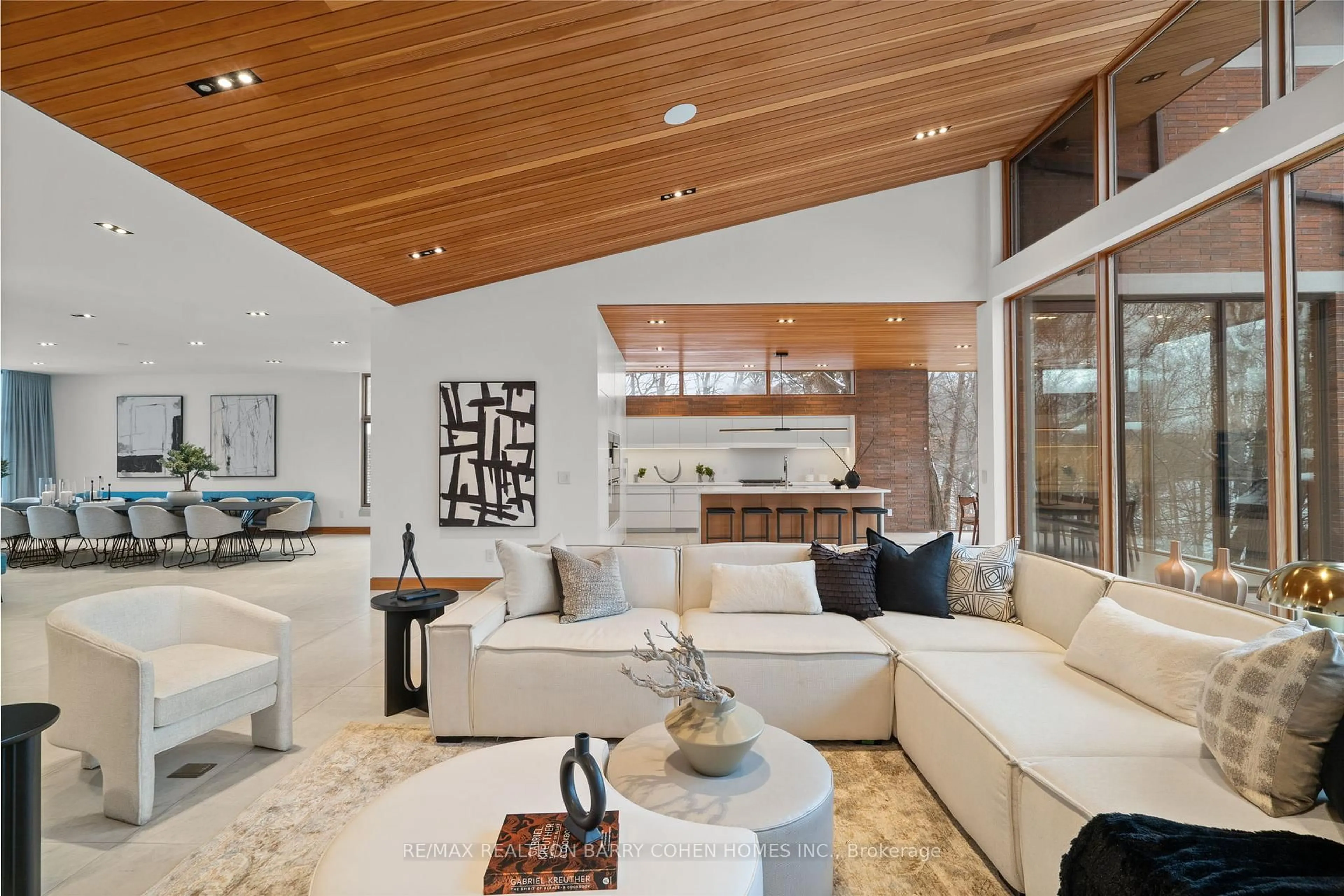 Living room with furniture, unknown for 58 Timberlane Dr, Toronto Ontario M3H 1J4