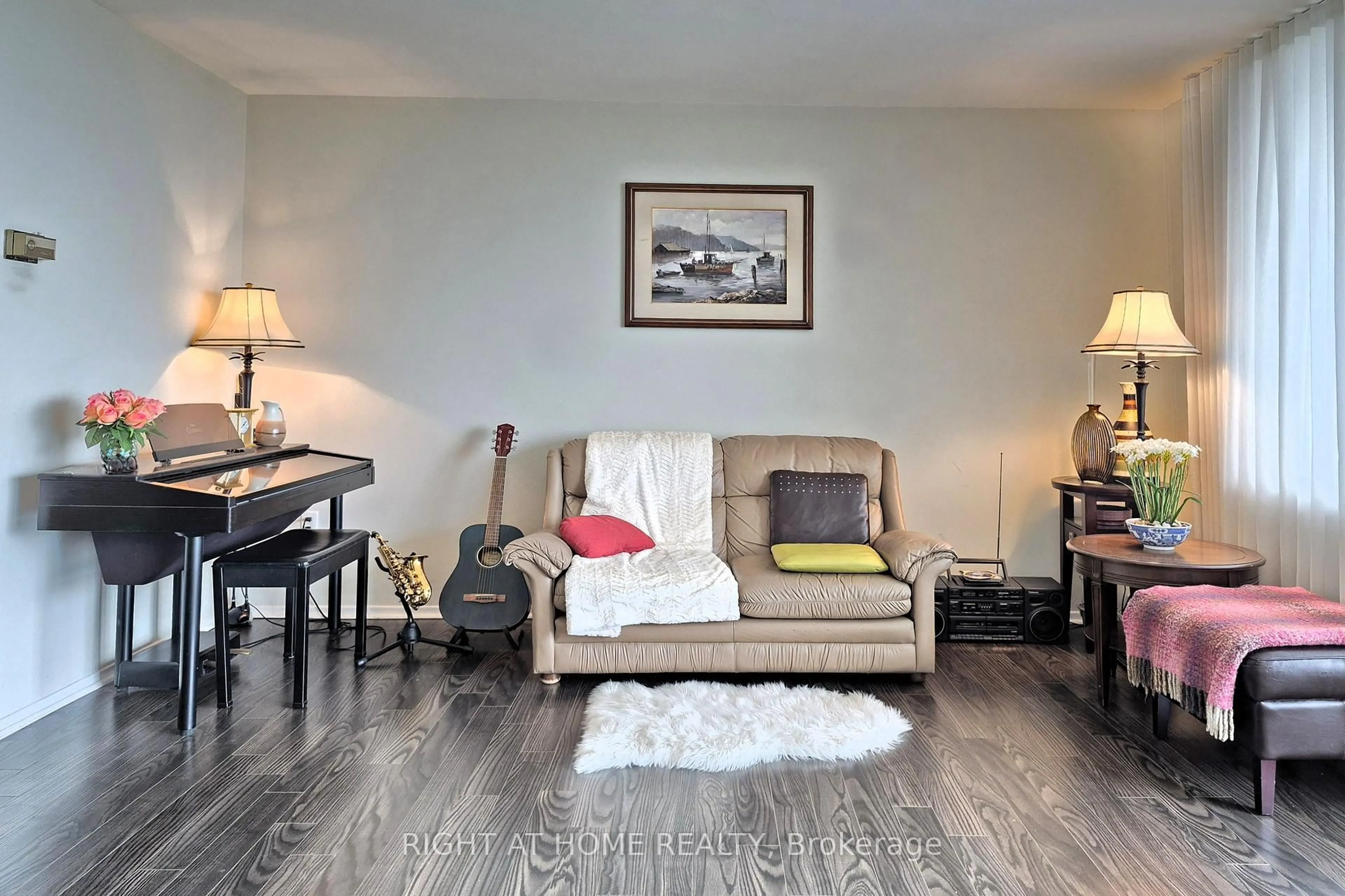Living room with furniture, wood/laminate floor for 135 Antibes Dr #2605, Toronto Ontario M2R 2Z1