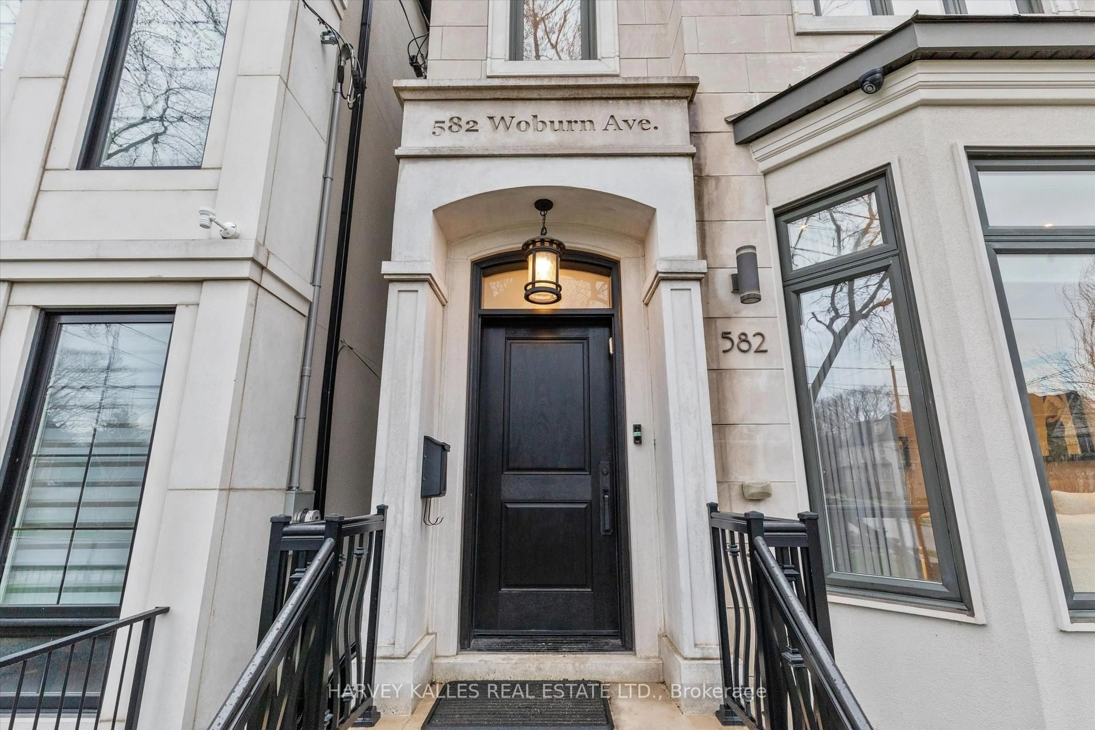 Indoor entryway for 582 Woburn Ave, Toronto Ontario M5M 1L9