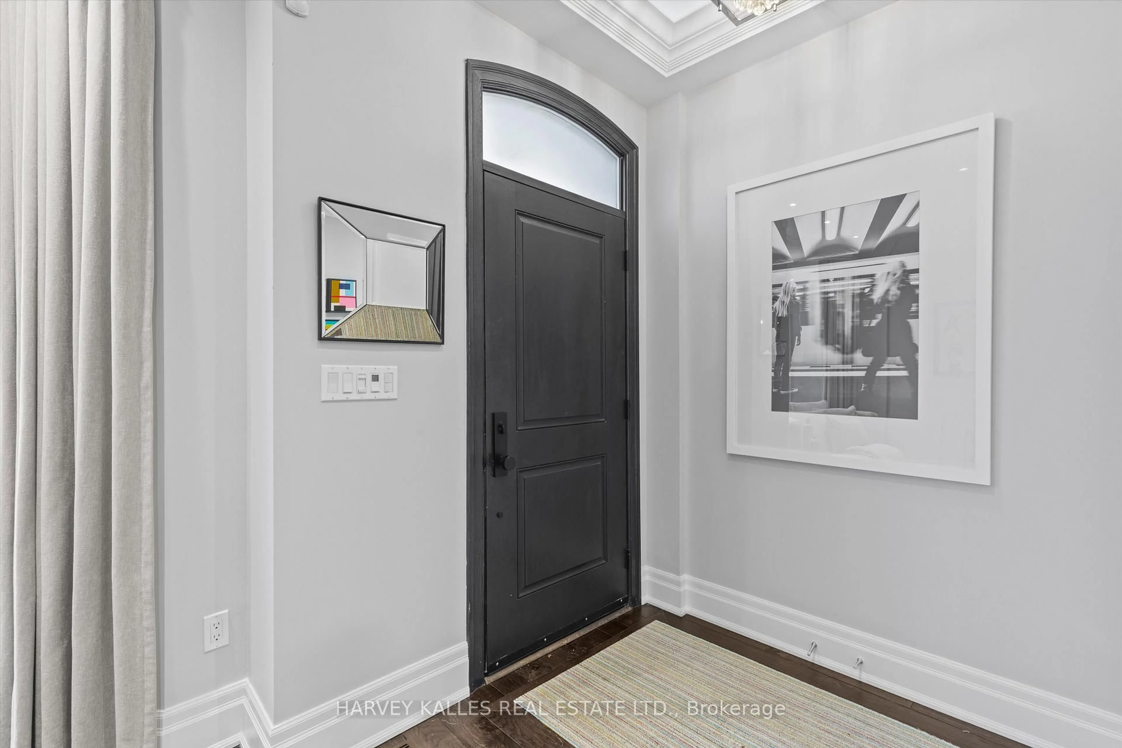 Indoor entryway for 582 Woburn Ave, Toronto Ontario M5M 1L9